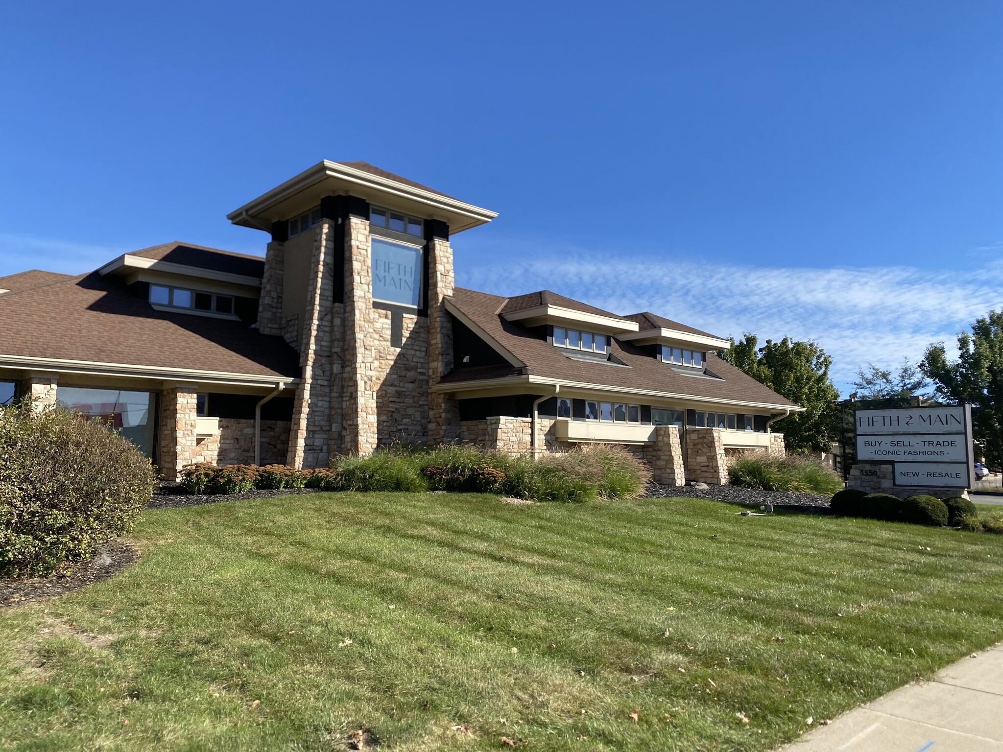 1550-1556 W Mequon Rd, Mequon, WI for Sale