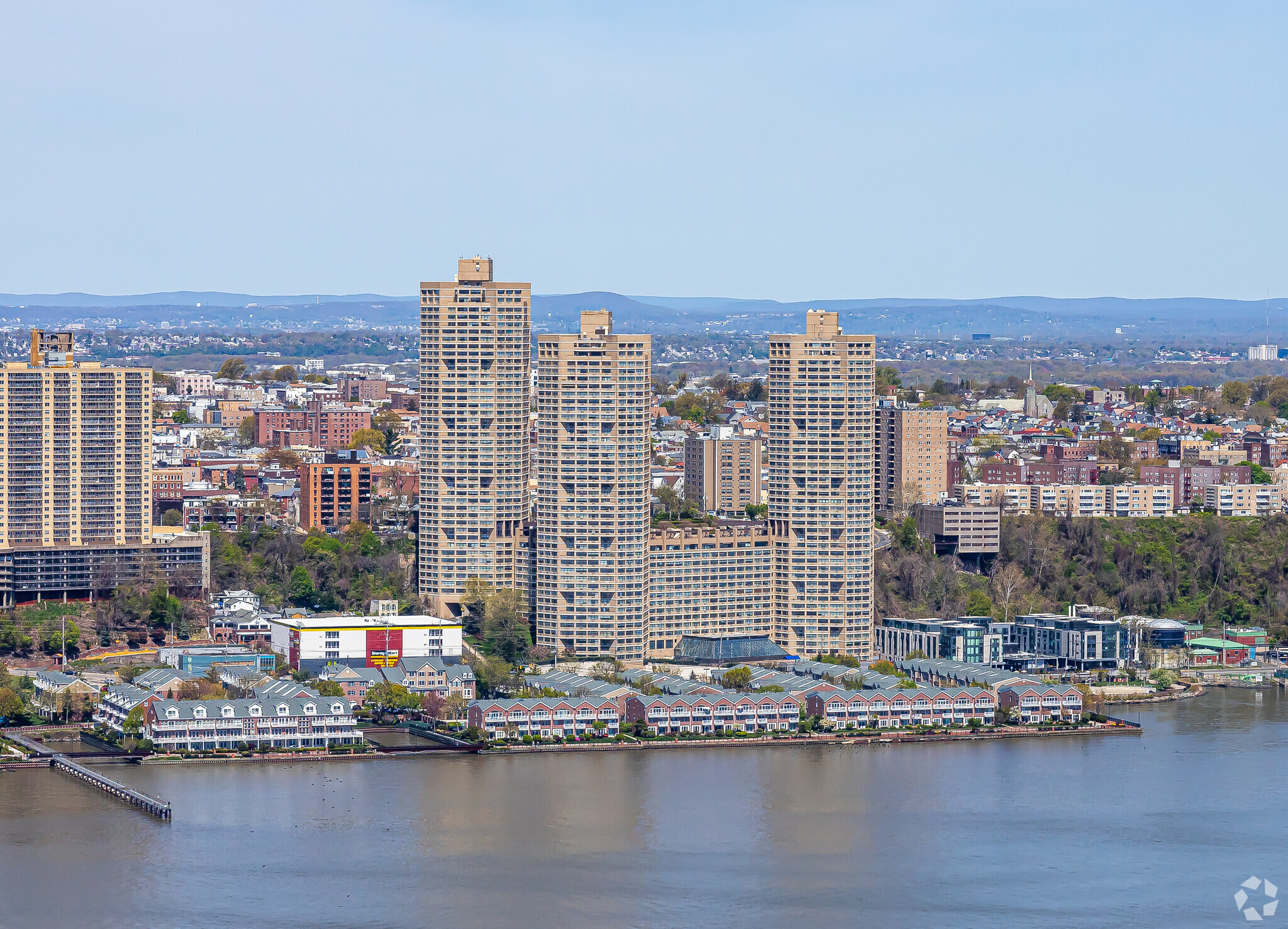 7000 E Kennedy Blvd, Guttenberg, NJ for Rent