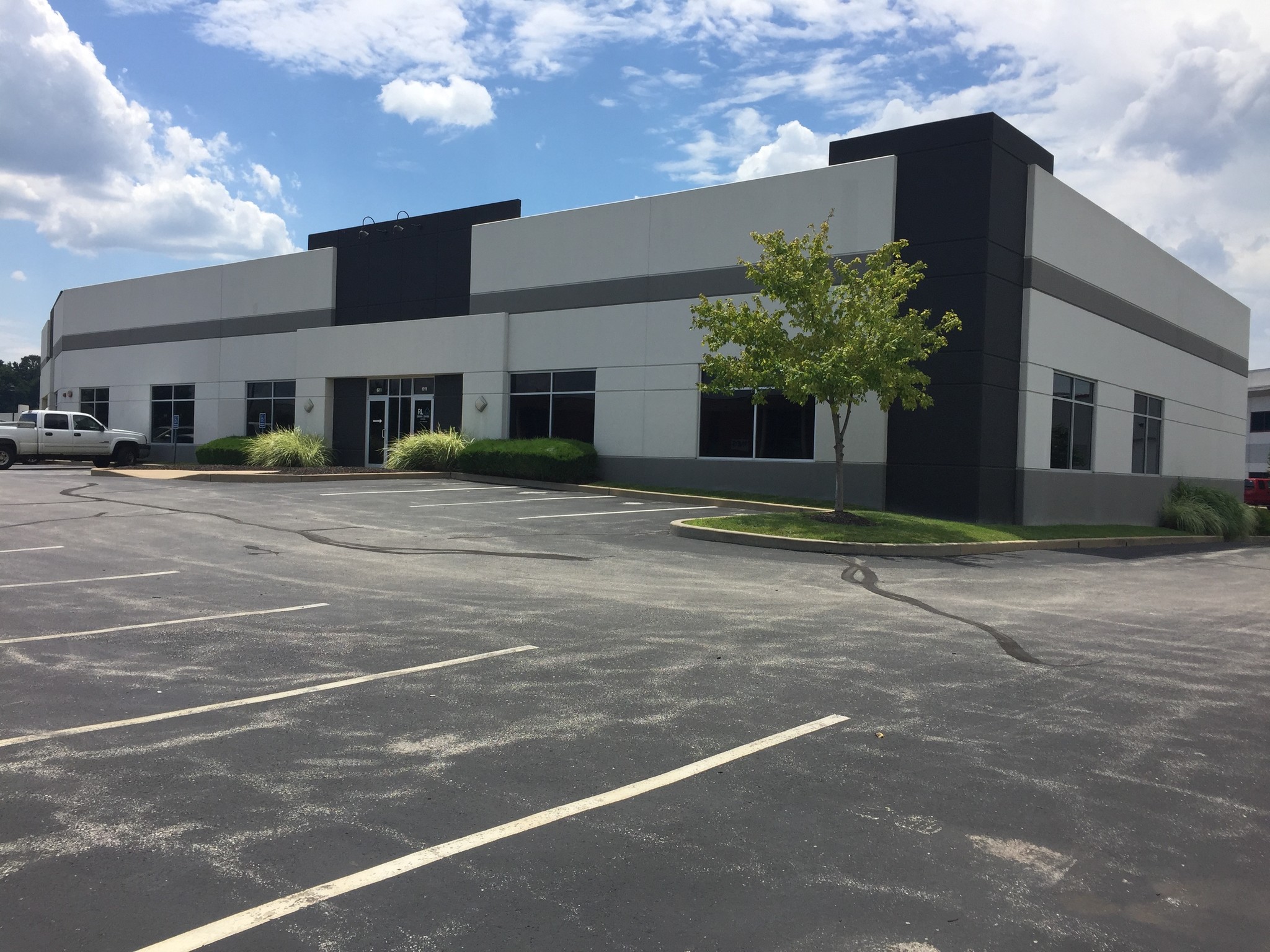 601-611 Trade Center Blvd, Chesterfield, MO for Rent