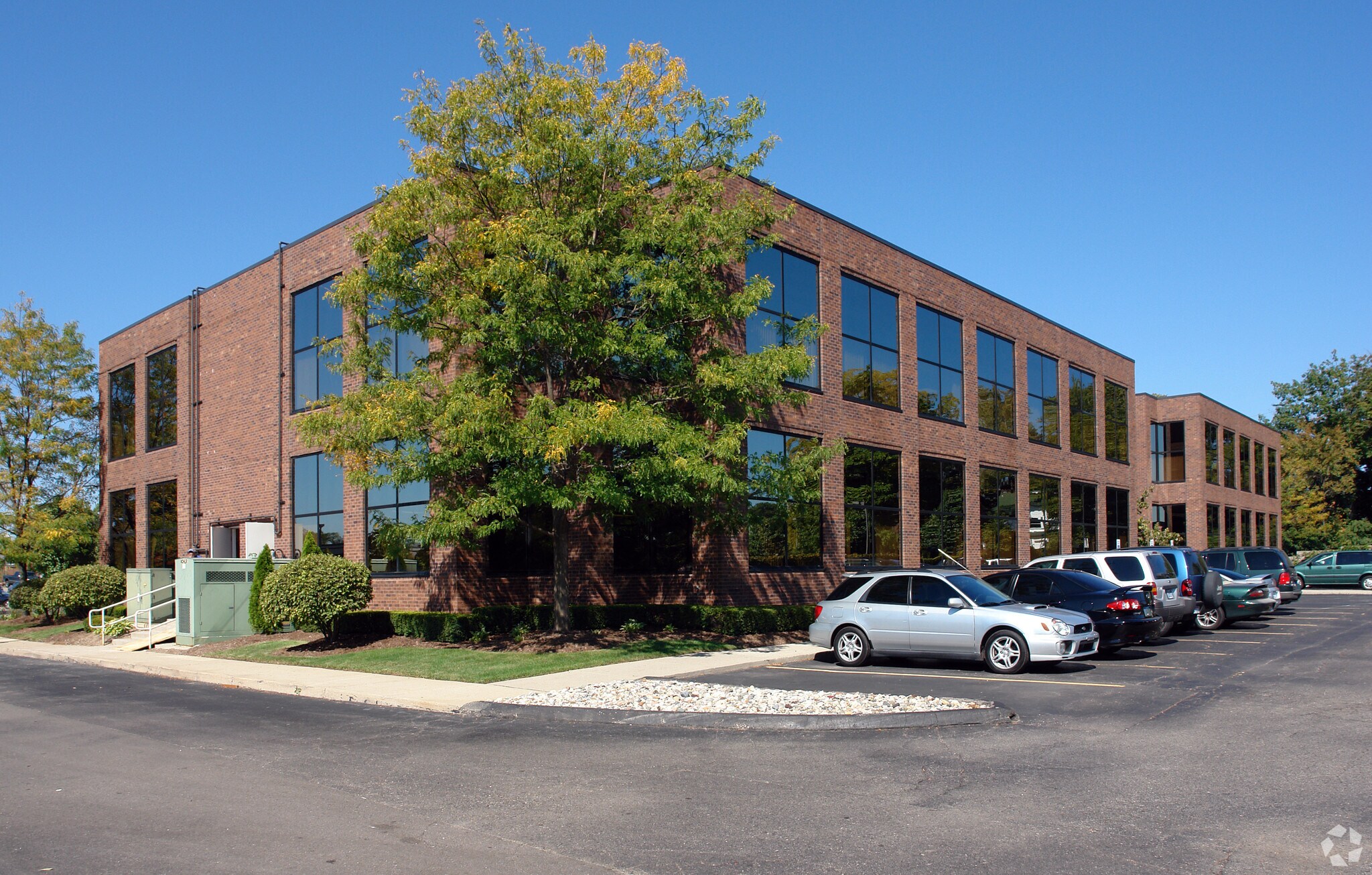 38505 Country Club Dr, Farmington Hills, MI for Rent
