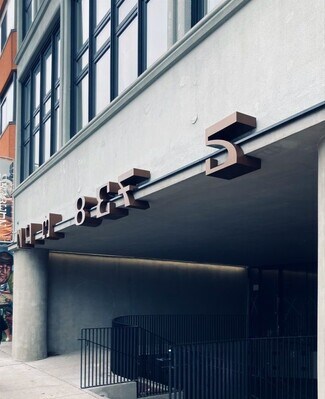 Toronto, ON Flex - 1305 Dundas St W