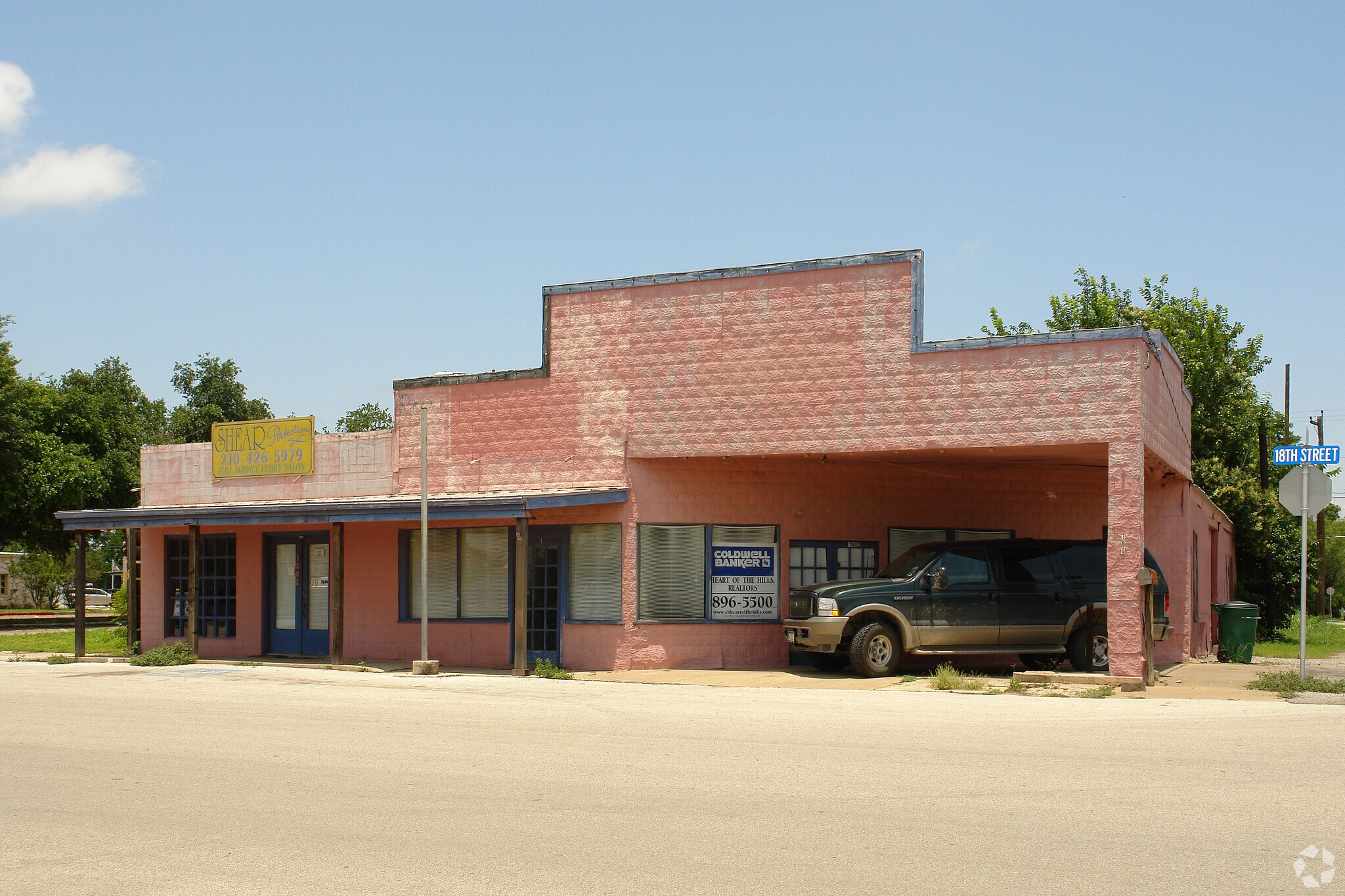 1002 18th St, Hondo, TX for Sale