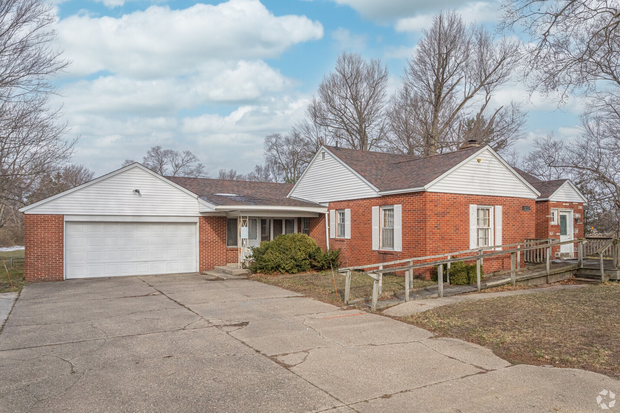 4631 Harvey St, Norton Shores, MI for Sale