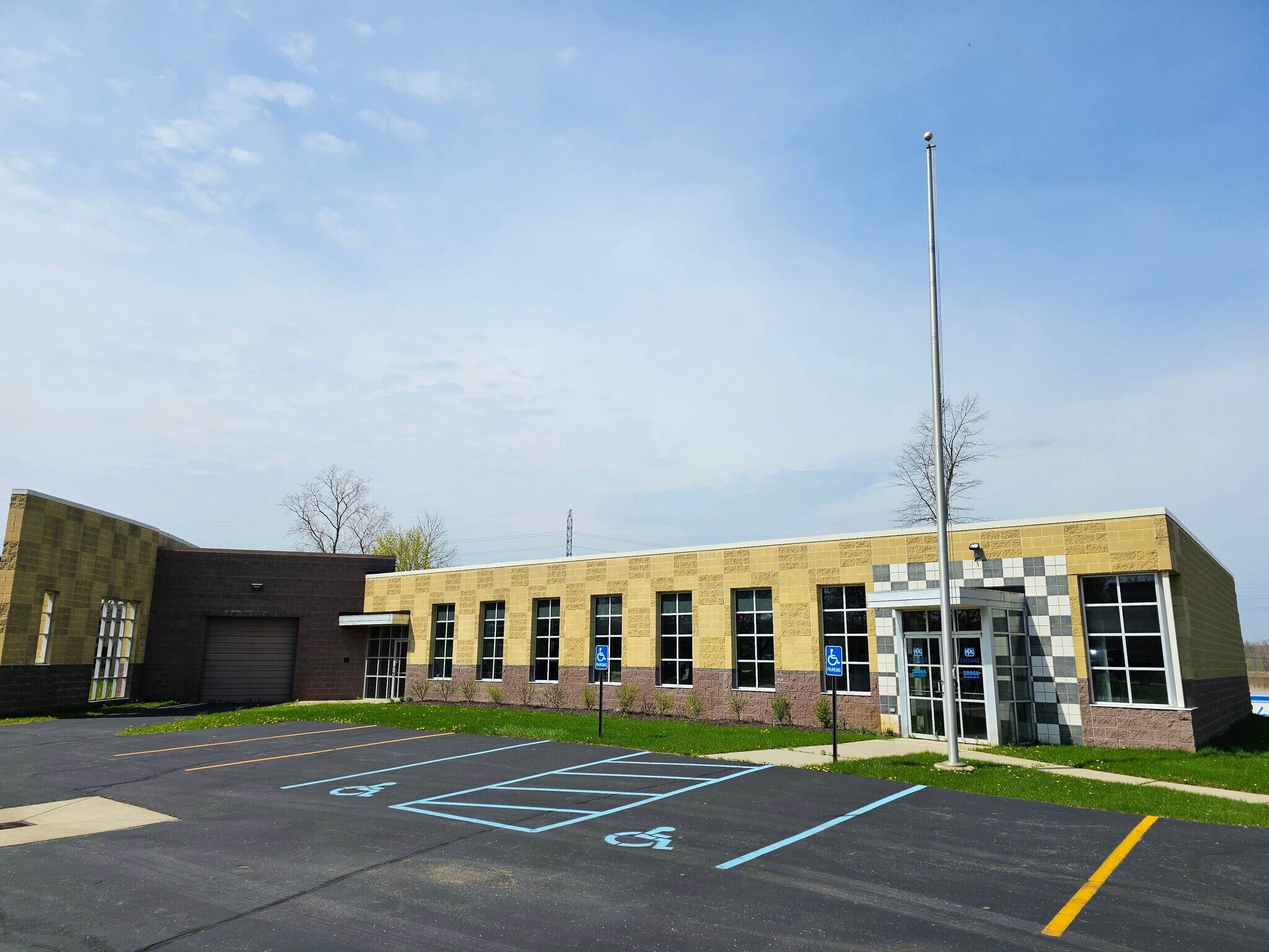 28066 Oakland Oaks Ct Wixom, MI 48393 Flex Property for Sale on