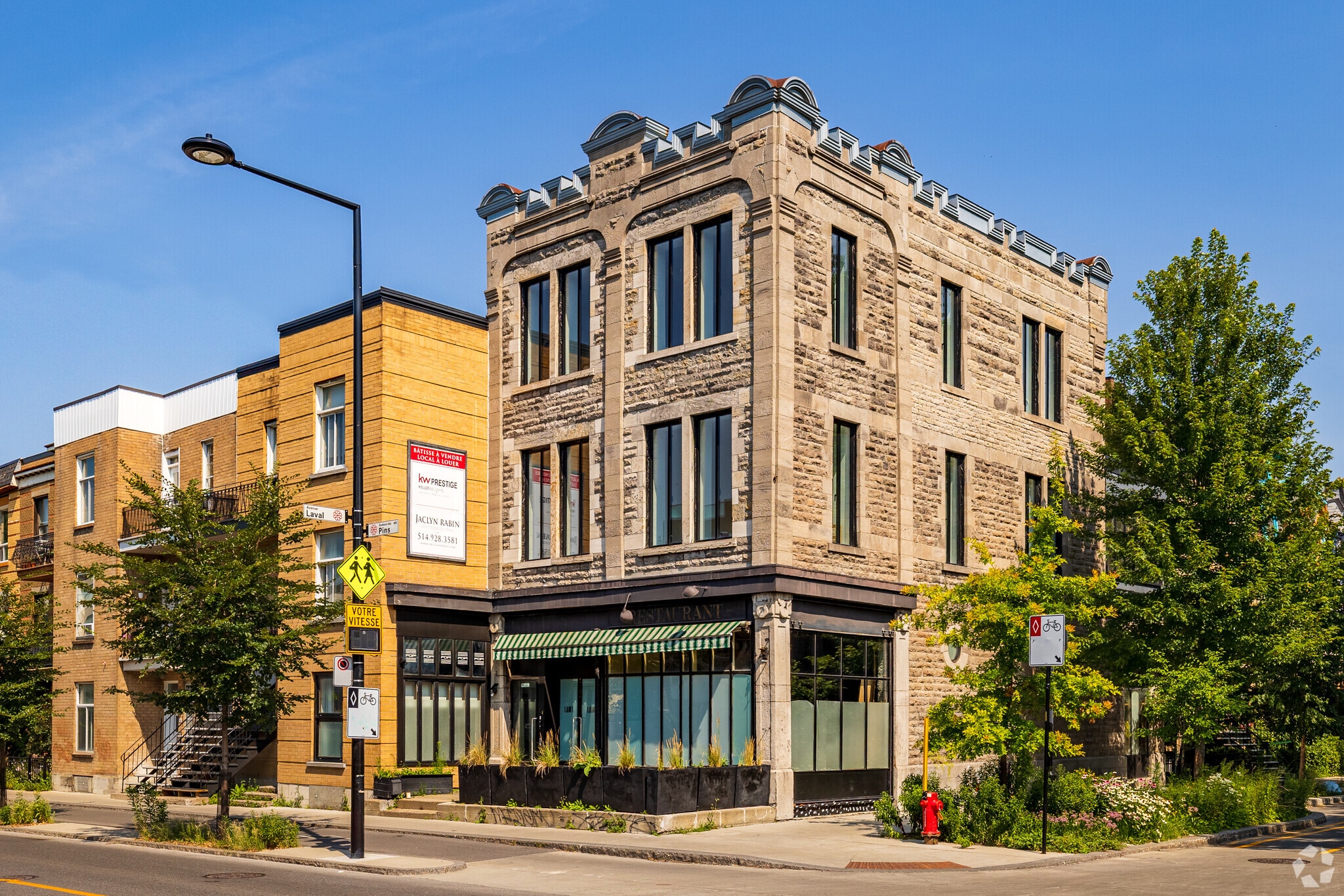 250 Av Des Pins E, Montréal, QC for Sale