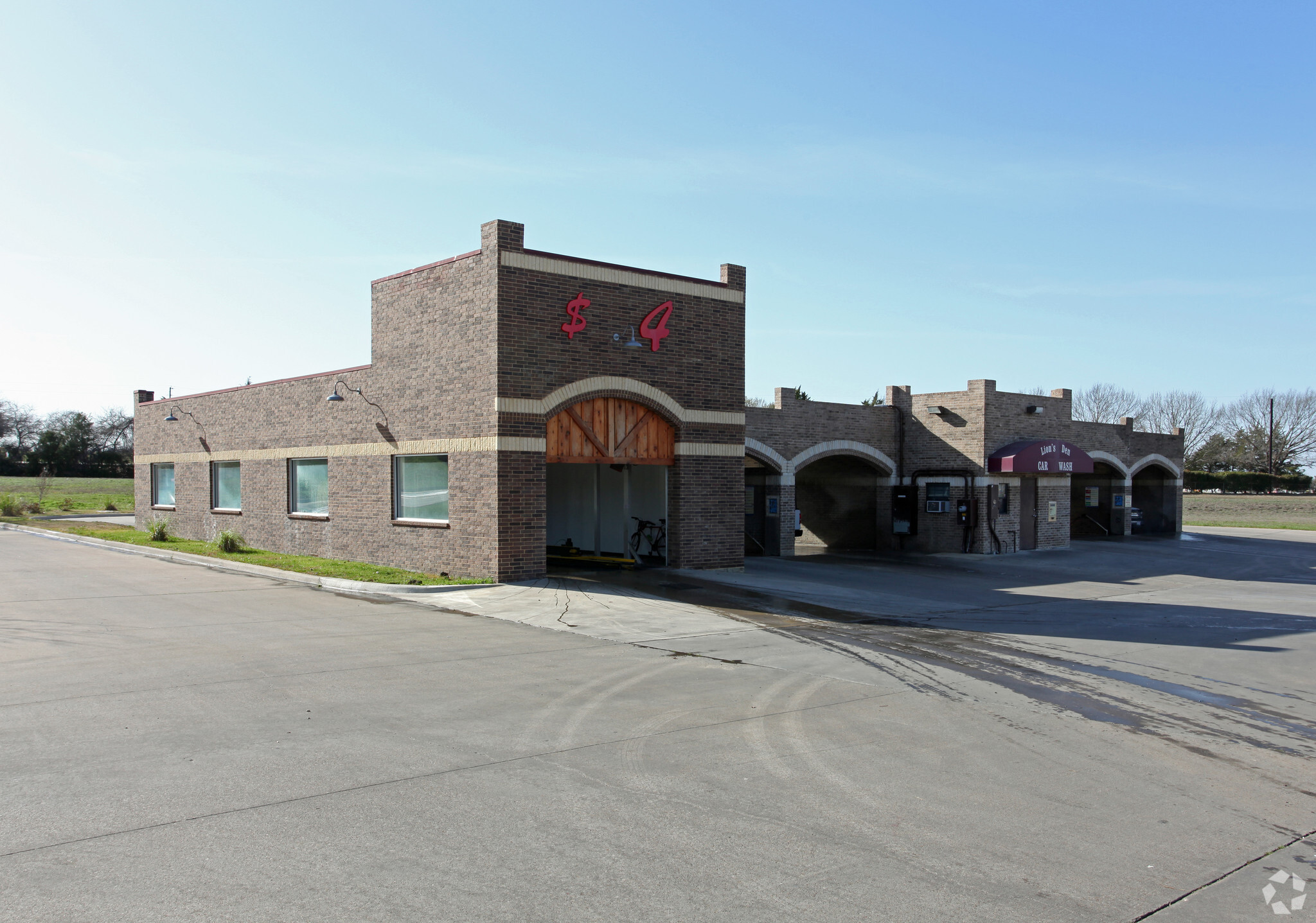 1703 W Ennis Ave, Ennis, TX for Sale
