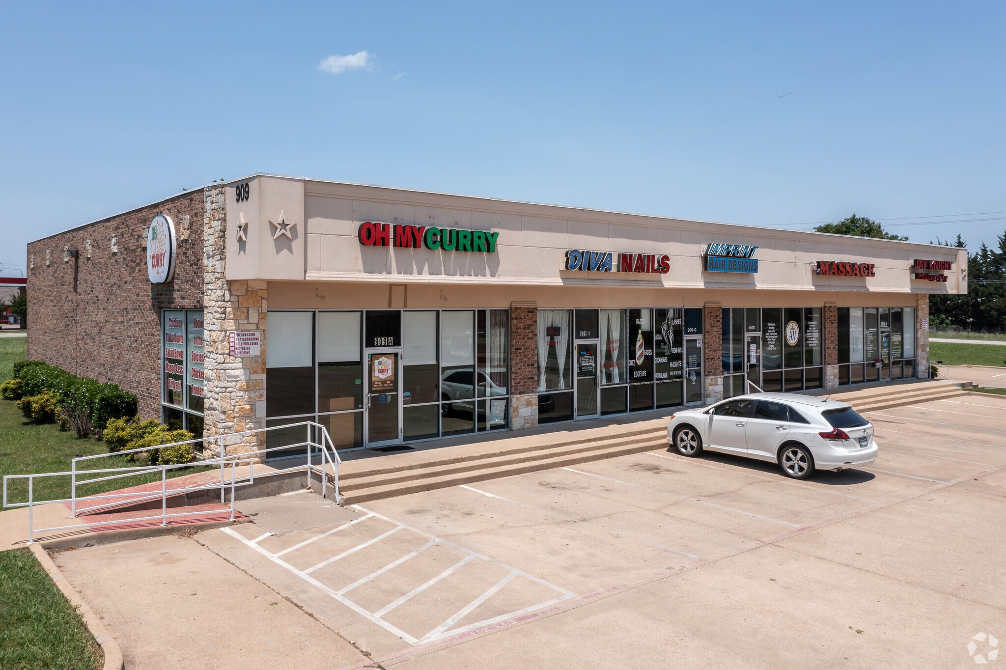 909-911 E Davis St, Mesquite, TX for Rent