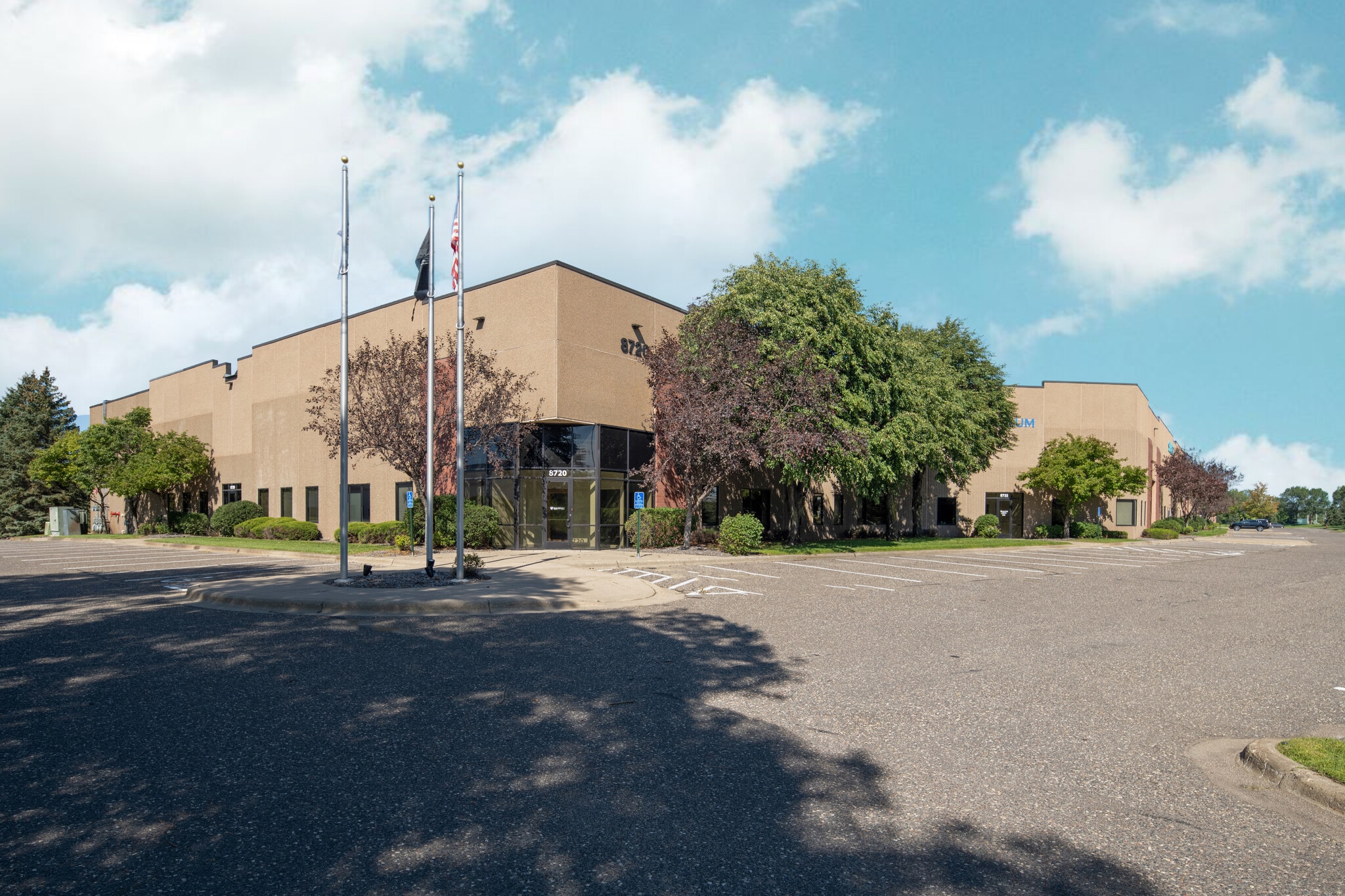 8720-8786 W 35 W Service Dr, Blaine, MN for Rent