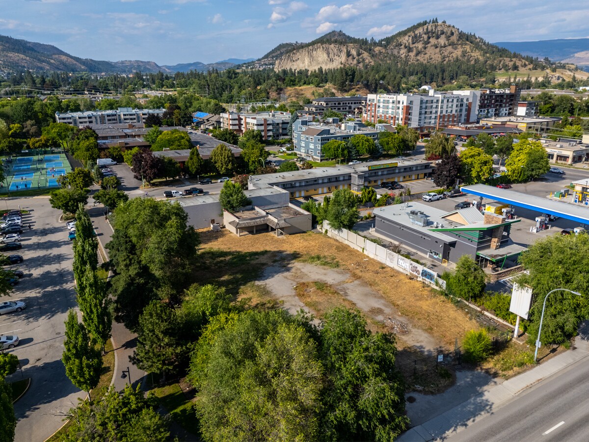 1864 Harvey Ave, Kelowna, BC for Sale