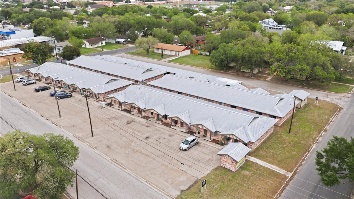 1400 N Saint Marys St, Beeville, TX for Sale