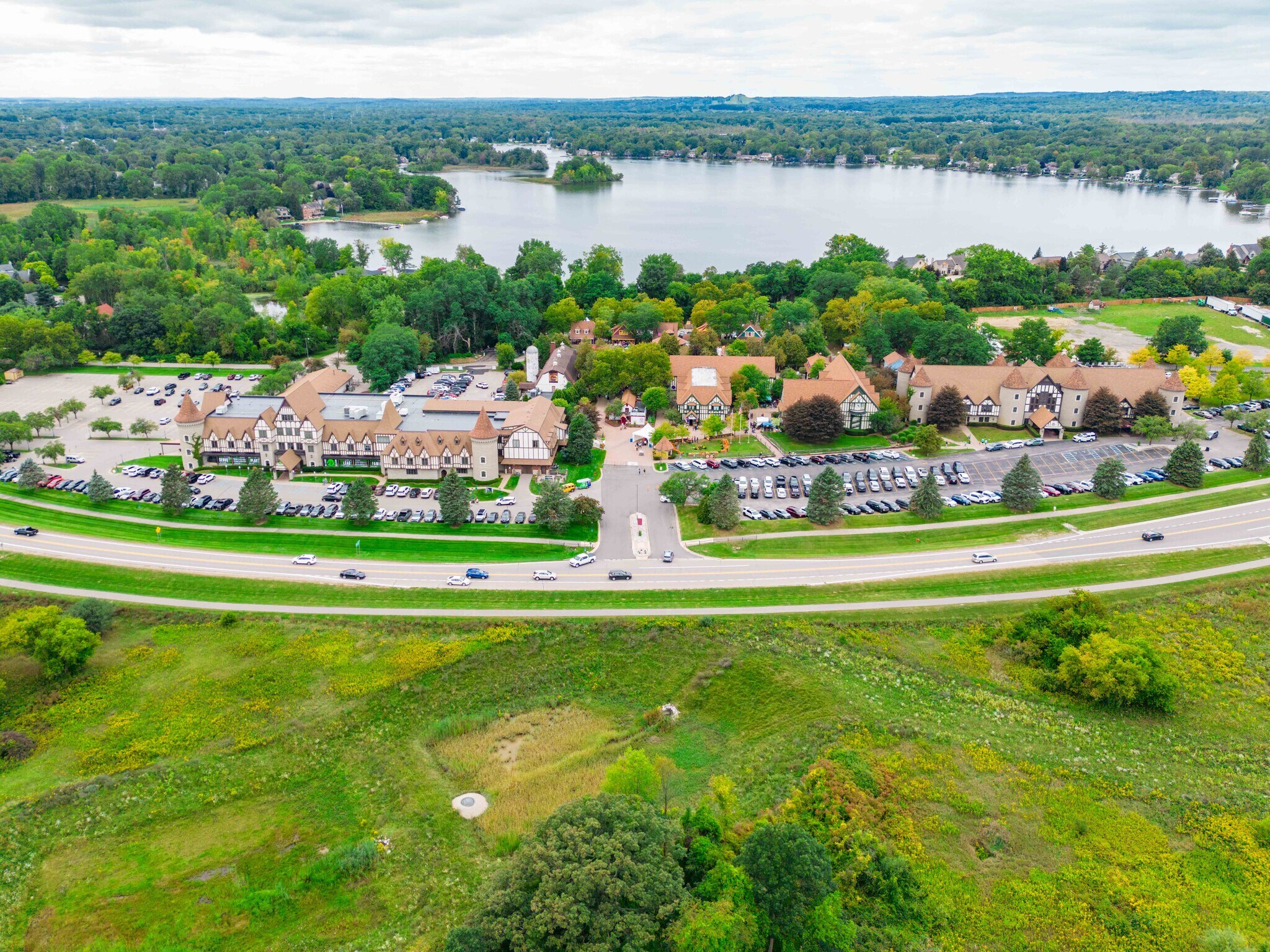 2359 Joslyn Ct, Lake Orion, MI for Sale