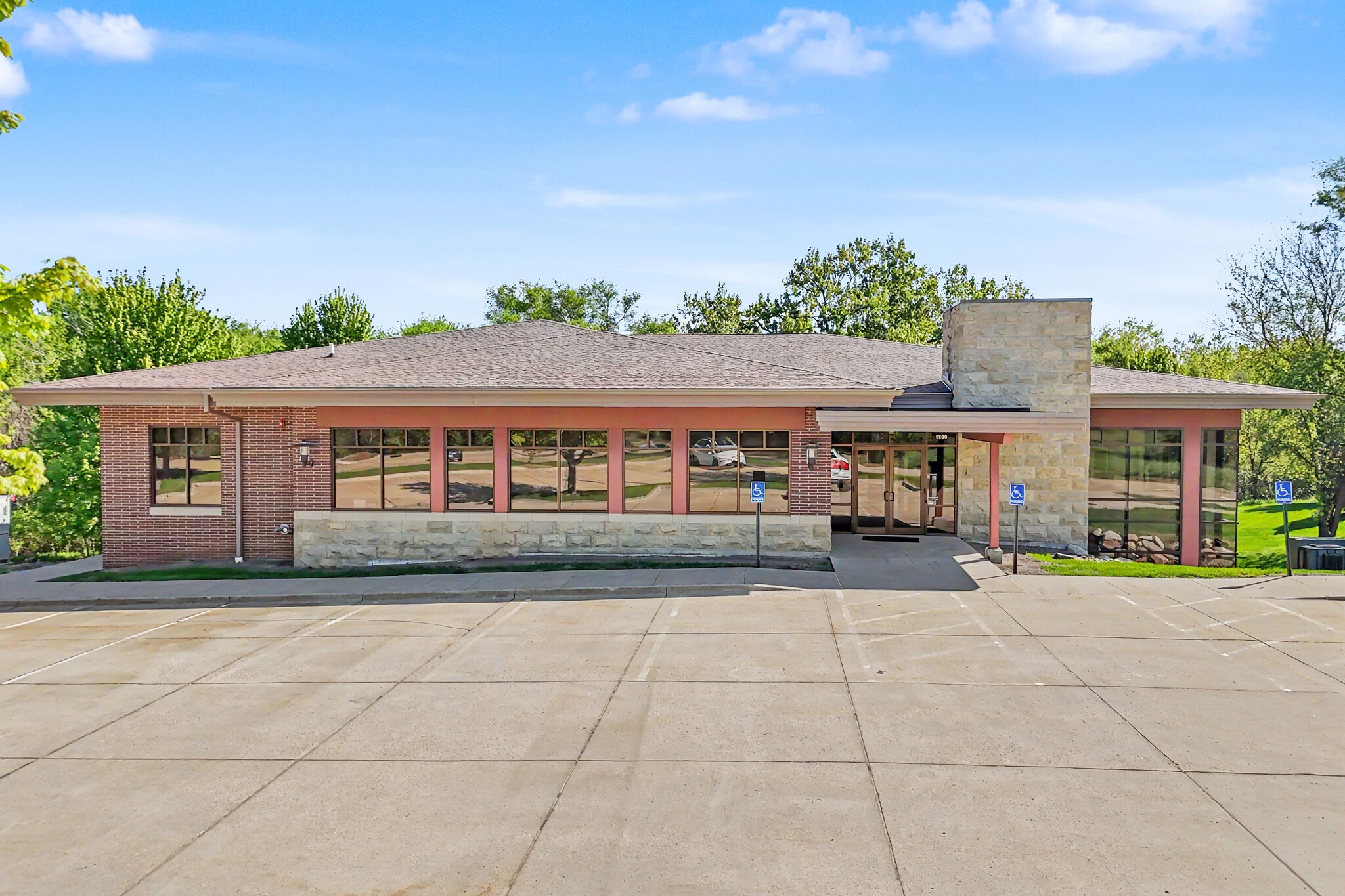 2680 Berkshire Pky, Des Moines, IA for Sale
