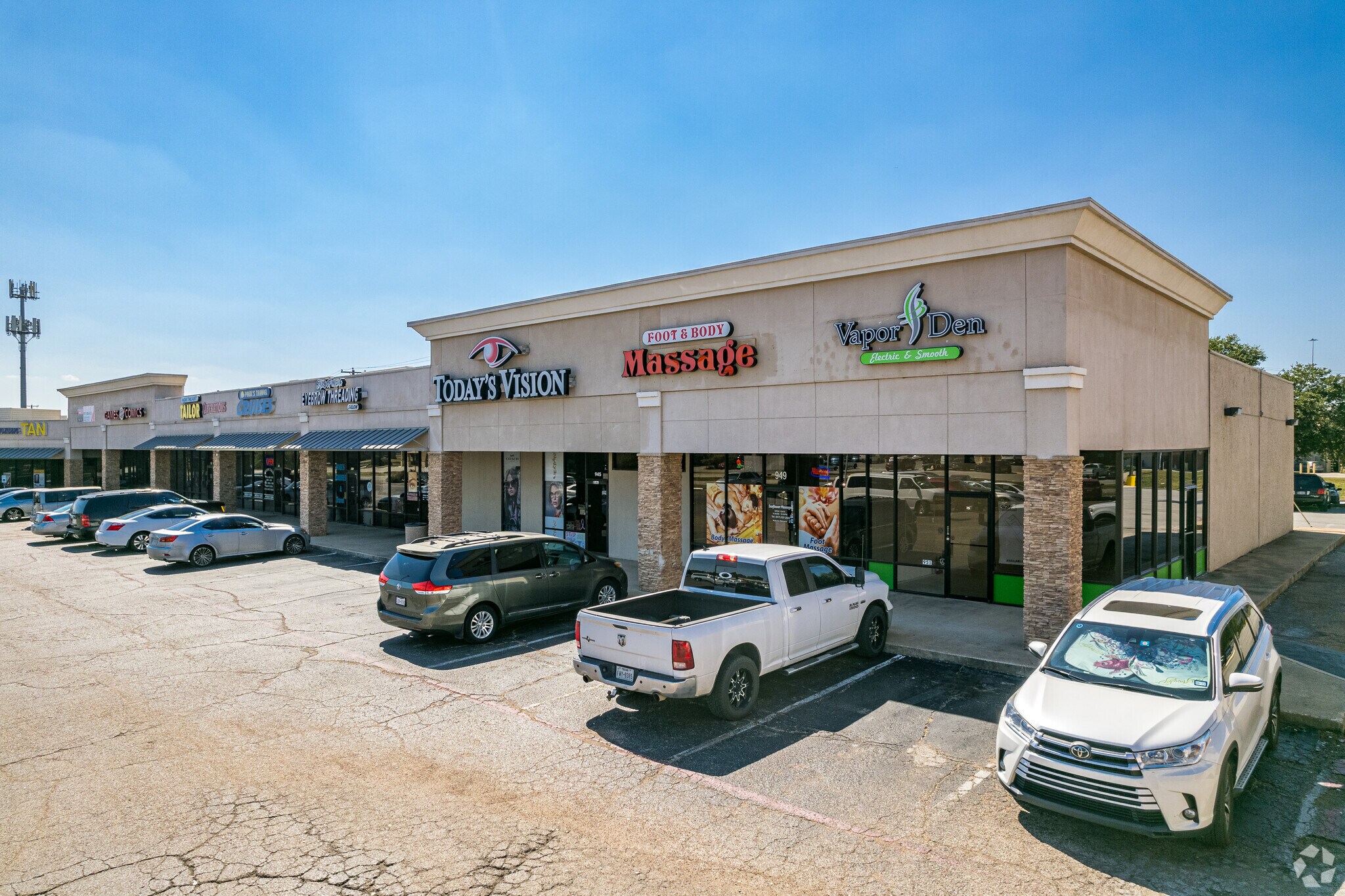 909-981 Melbourne Rd, Hurst, TX for Rent
