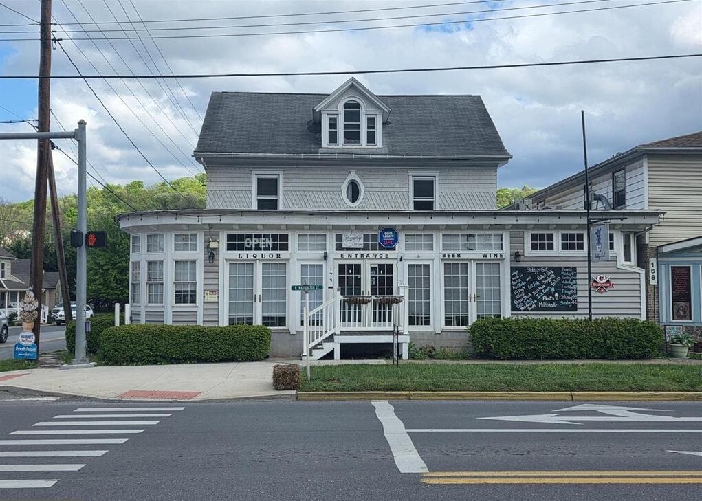 174 N Washington St, Berkeley Springs, WV for Sale