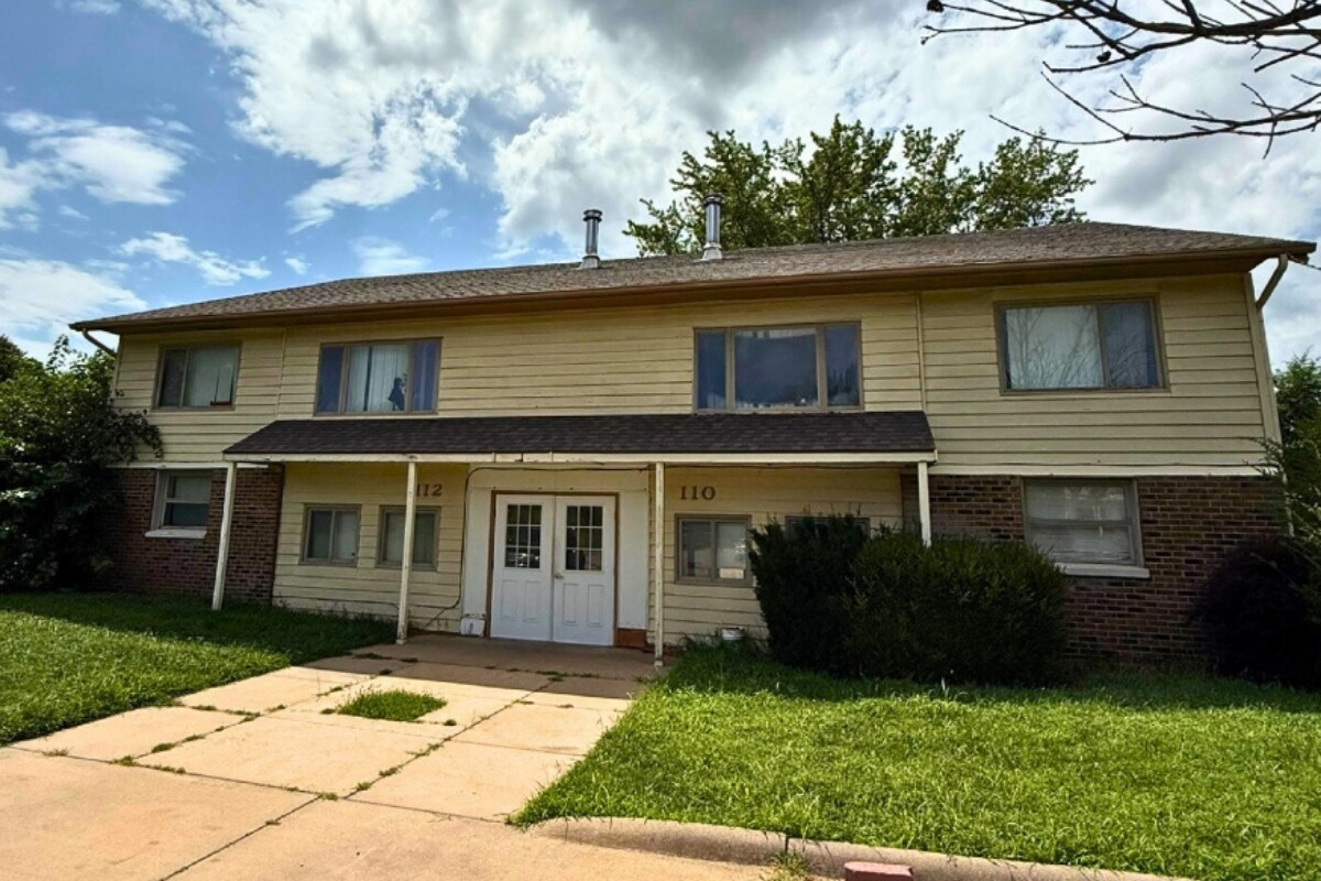 106-112 Cherry Hills ct, Hesston, KS for Sale