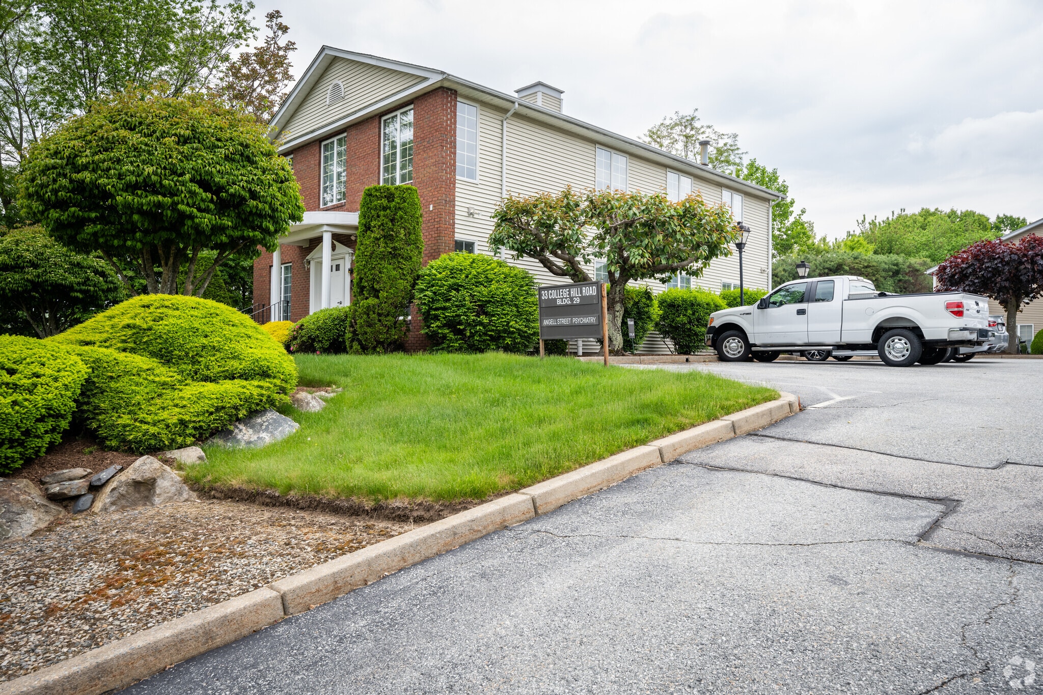 33 College Hill Rd, Warwick, RI for Rent