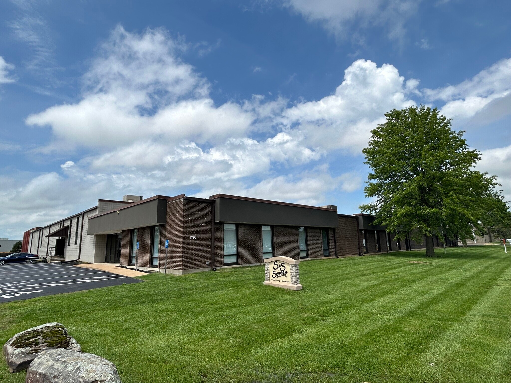 1717 Fenpark Dr, Fenton, MO for Sale