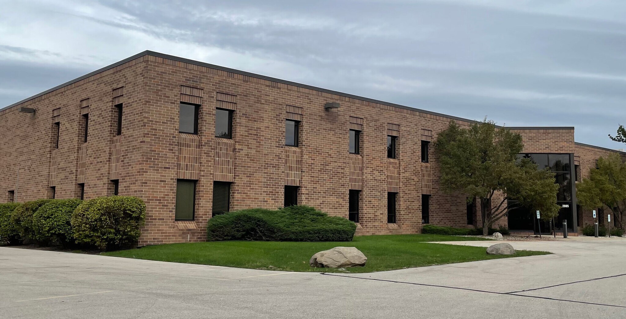 2855-2885 S Calhoun Rd, New Berlin, WI for Rent