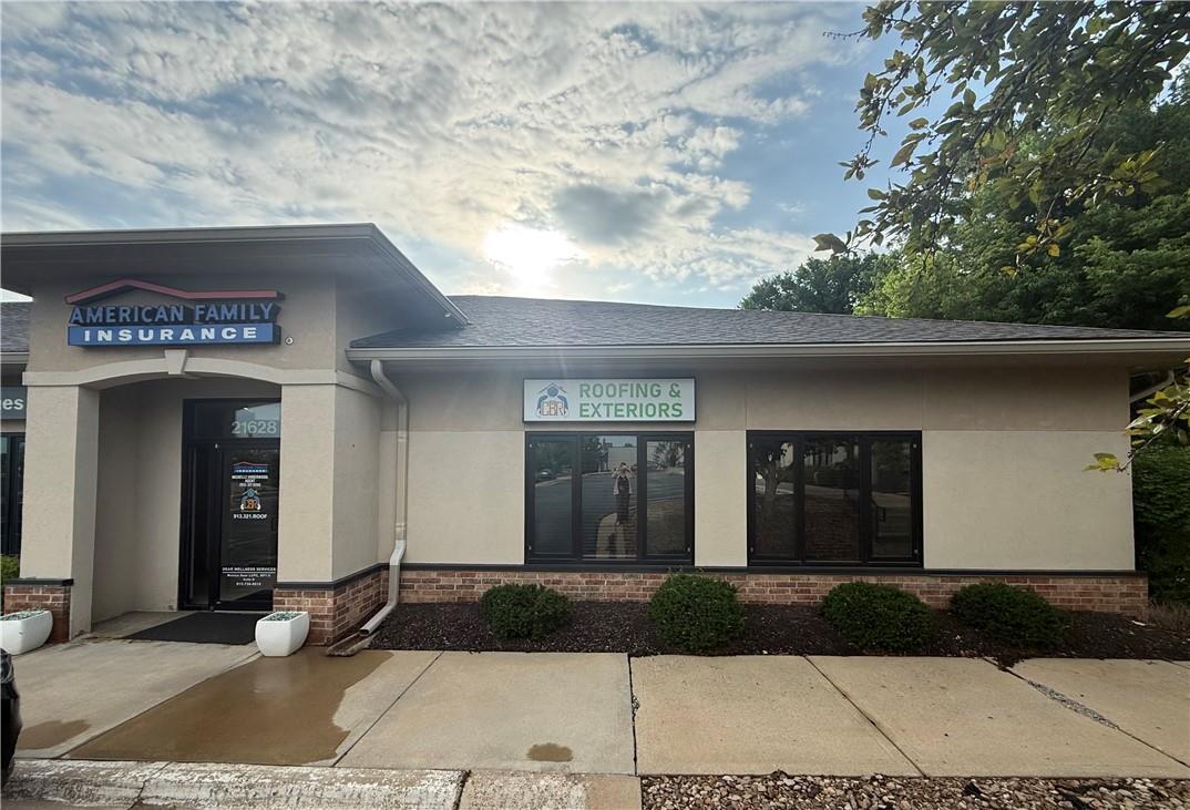 21628 Midland Dr, Shawnee, KS for Rent