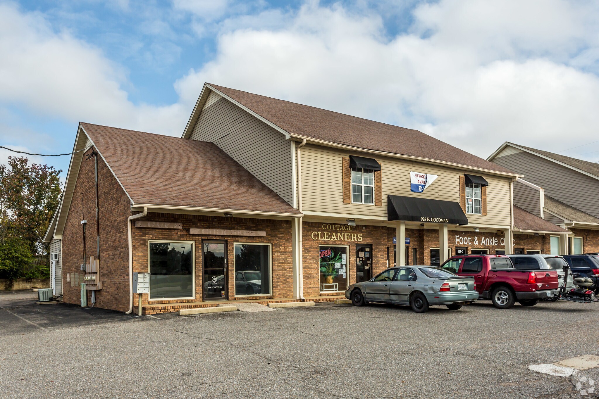 910 Goodman Rd E, Southaven, MS for Rent