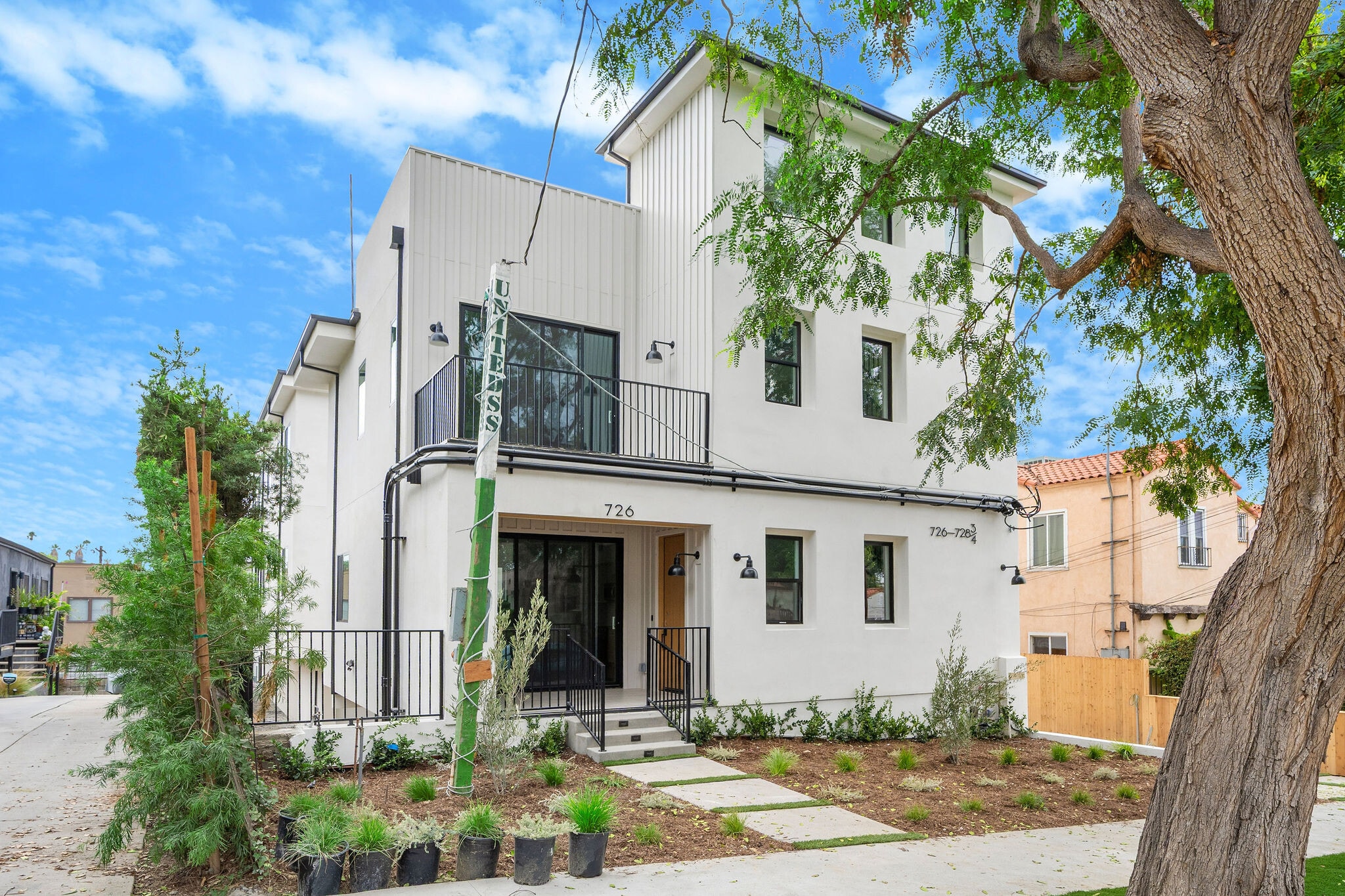 726 Robinson St, Los Angeles, CA for Sale