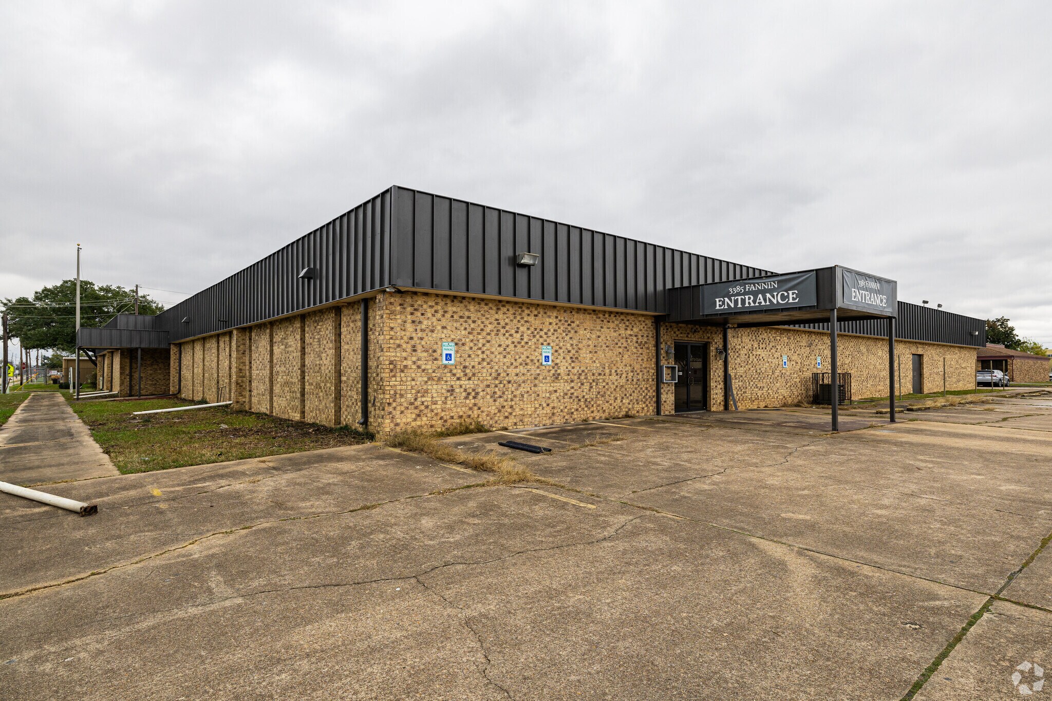 3385 Fannin St, Beaumont, TX for Rent