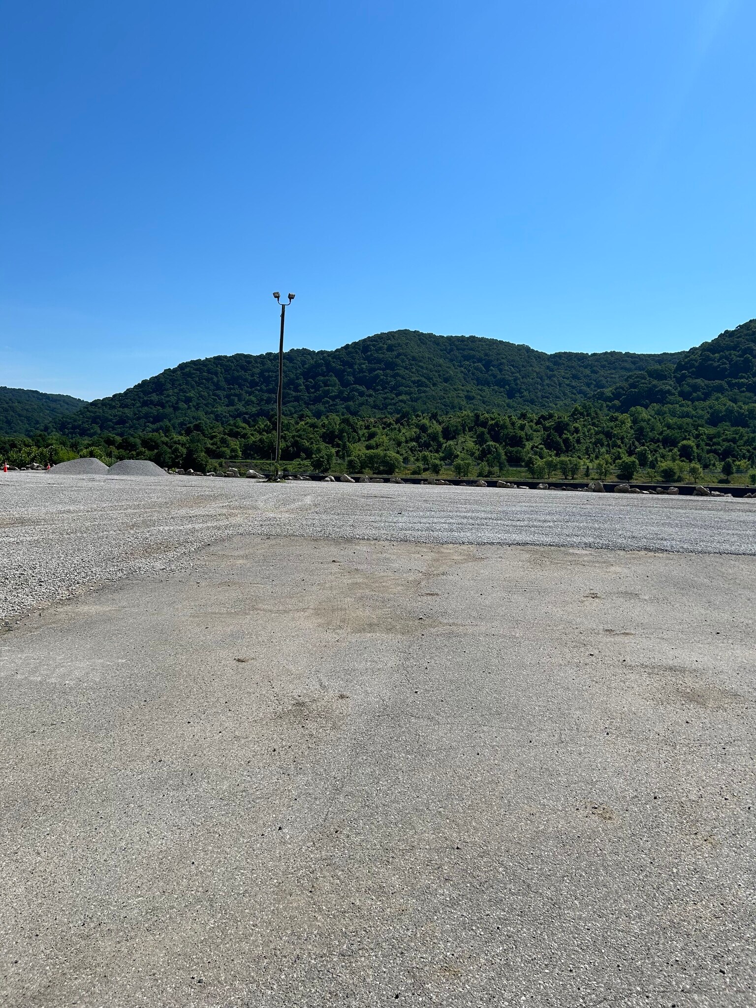 8000 Maccorkle Ave, Charleston, WV for Rent