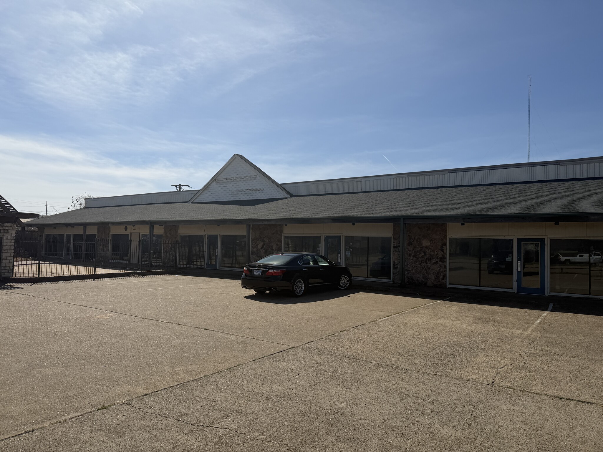 3644 W Pioneer Pky, Pantego, TX for Sale