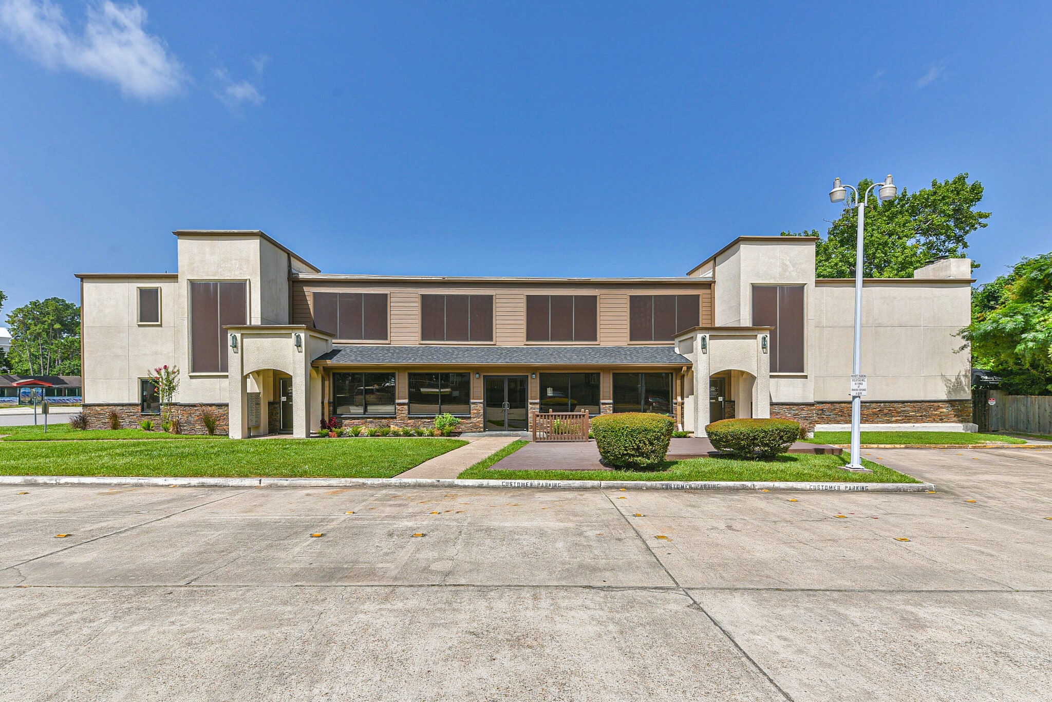 900 W Davis St, Conroe, TX for Sale