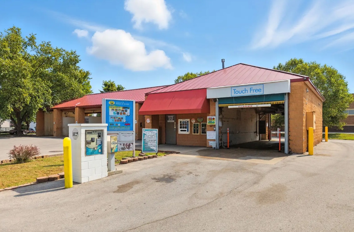 6500 Greenwood Dr, Louisville, KY for Sale