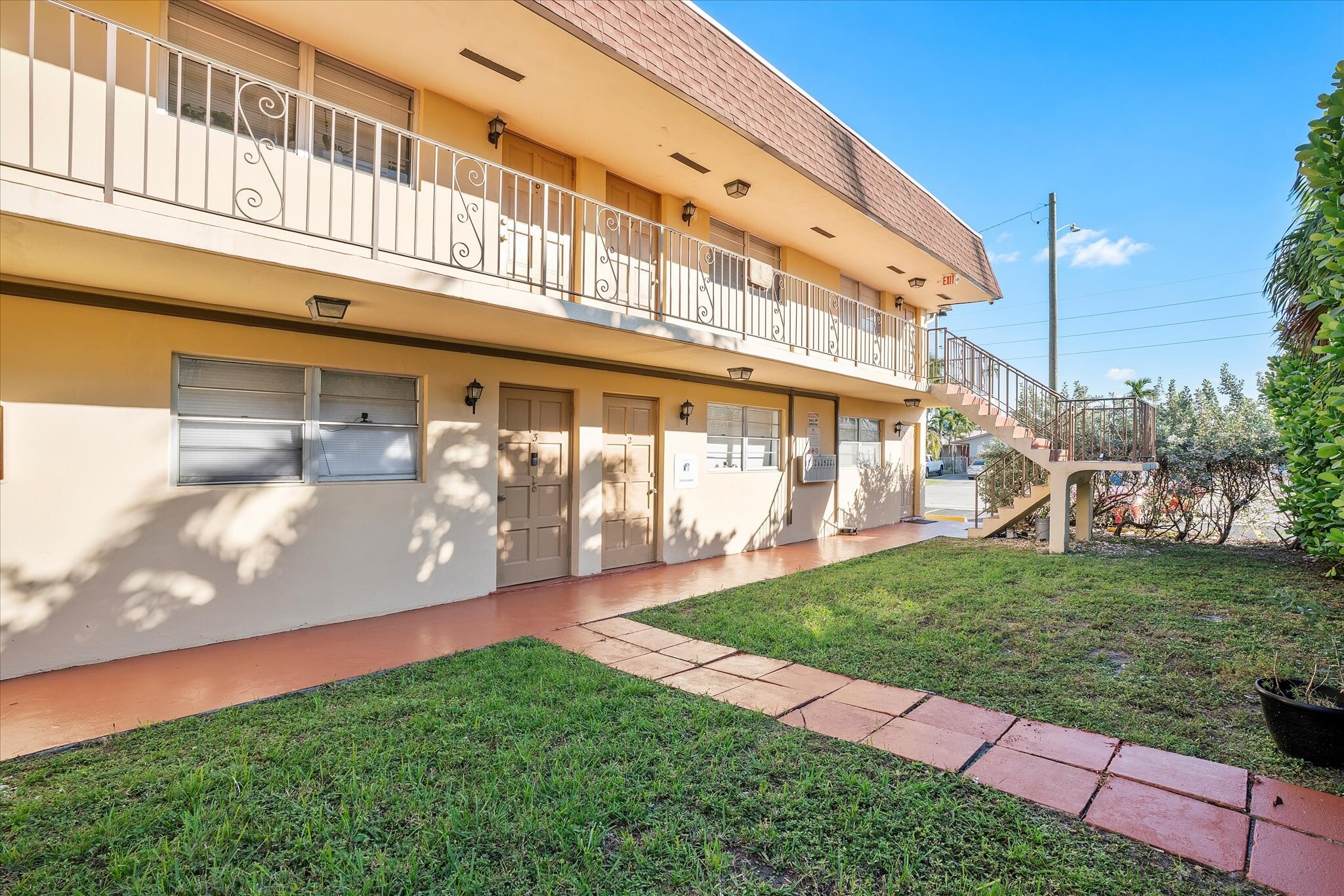 701 NE 8th St, Hallandale Beach, FL for Sale