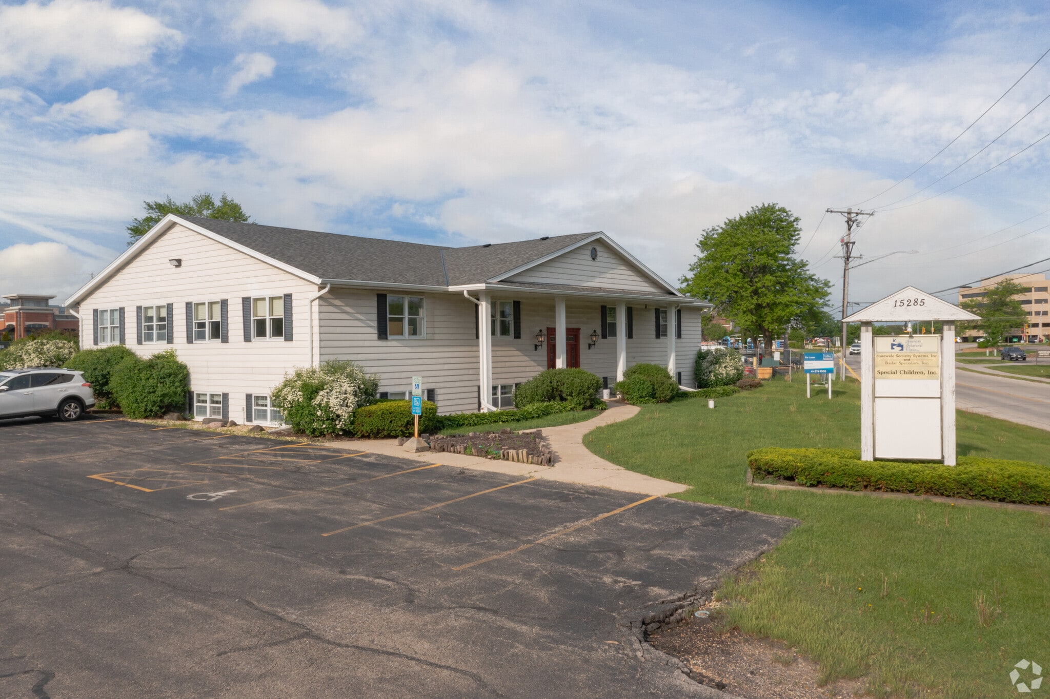 15285 Watertown Plank Rd, Elm Grove, WI for Rent