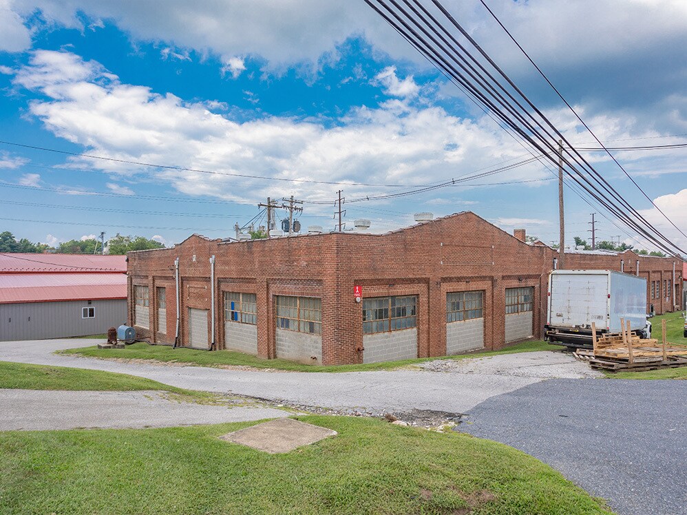 142 Railroad Ave, Westminster, MD for Rent