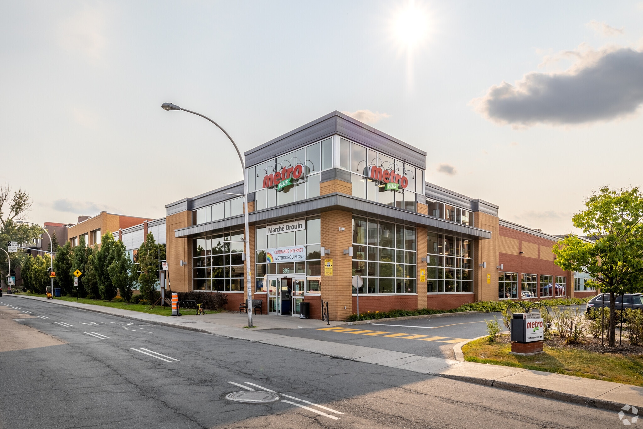 395-425 Rue Saint-Charles O, Longueuil, QC for Rent