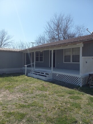 Edna, TX Apartments - 310 N Kleas St