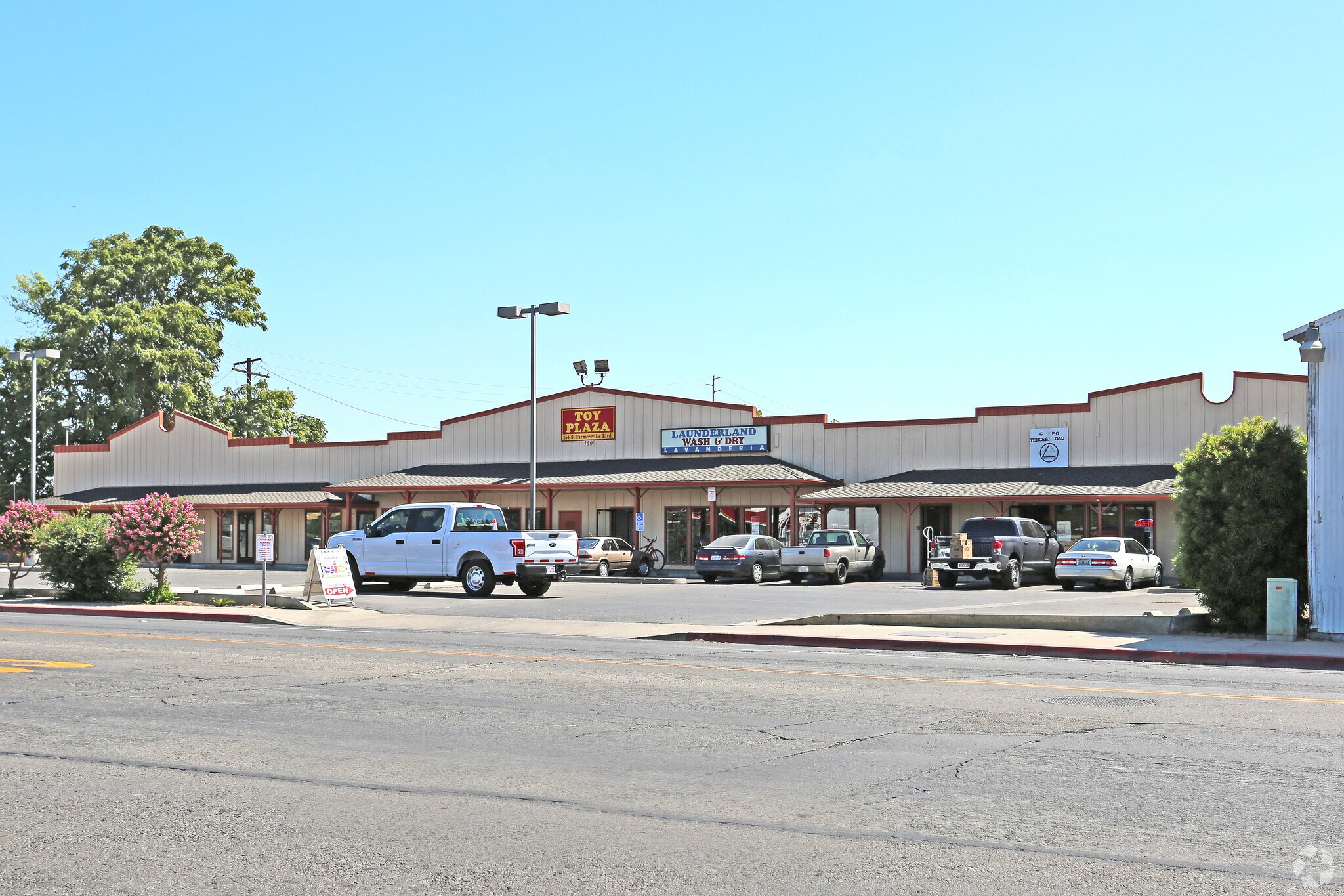 160 S Farmersville Blvd, Farmersville, CA for Rent