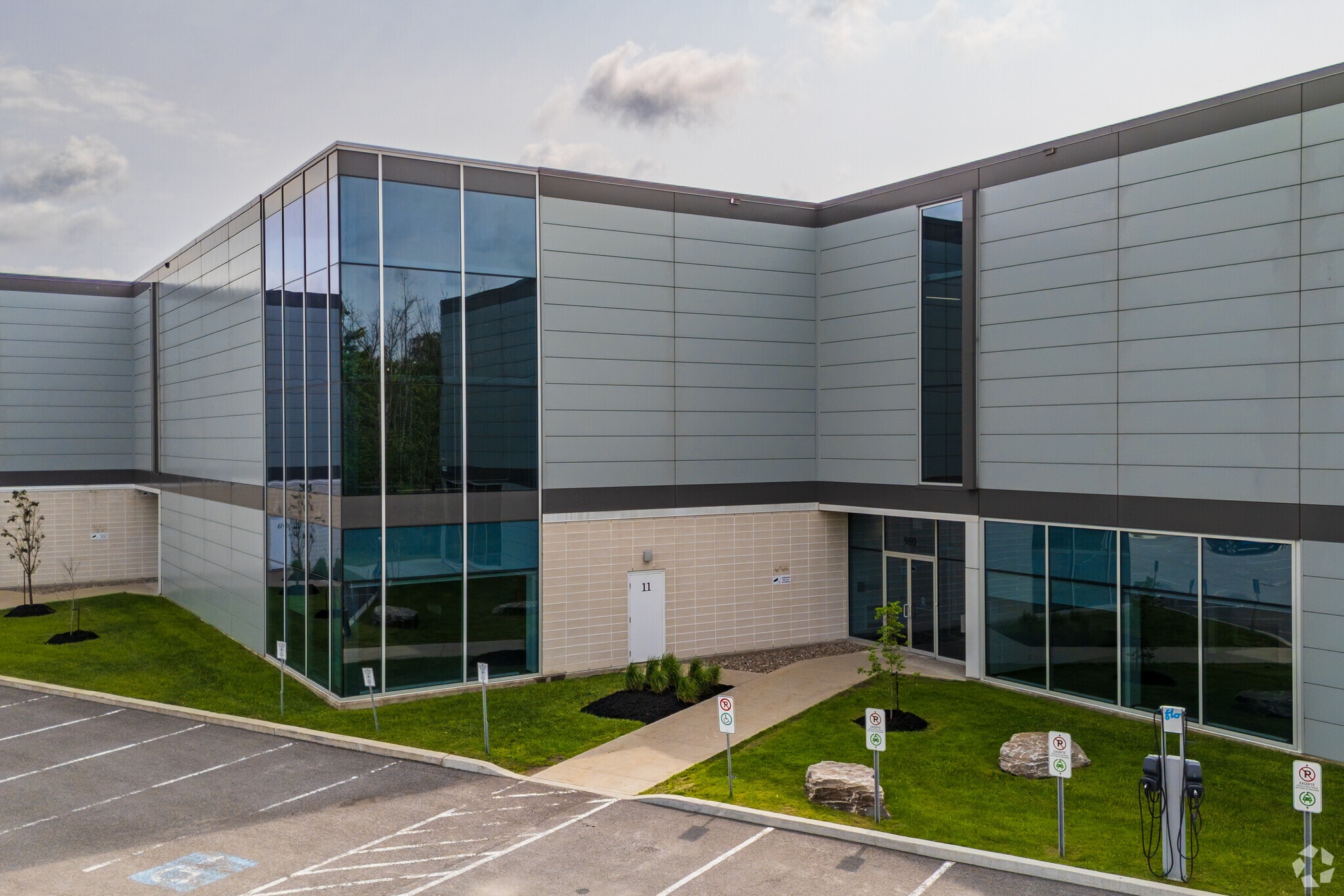 970-980 Pl Paul-Kane, Laval, QC for Rent