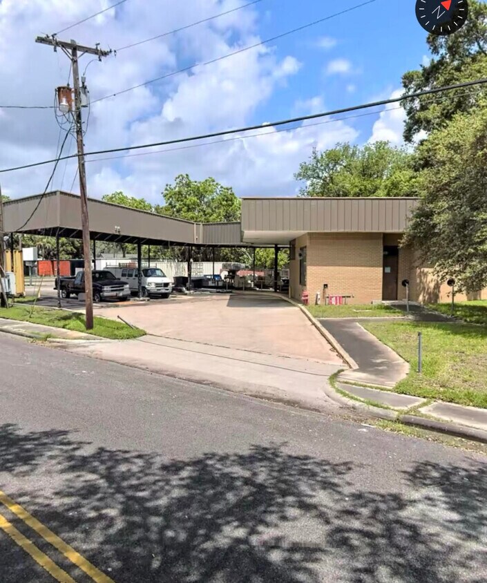 218 W Blum St Alvin, TX 77511 Retail Property for Lease on
