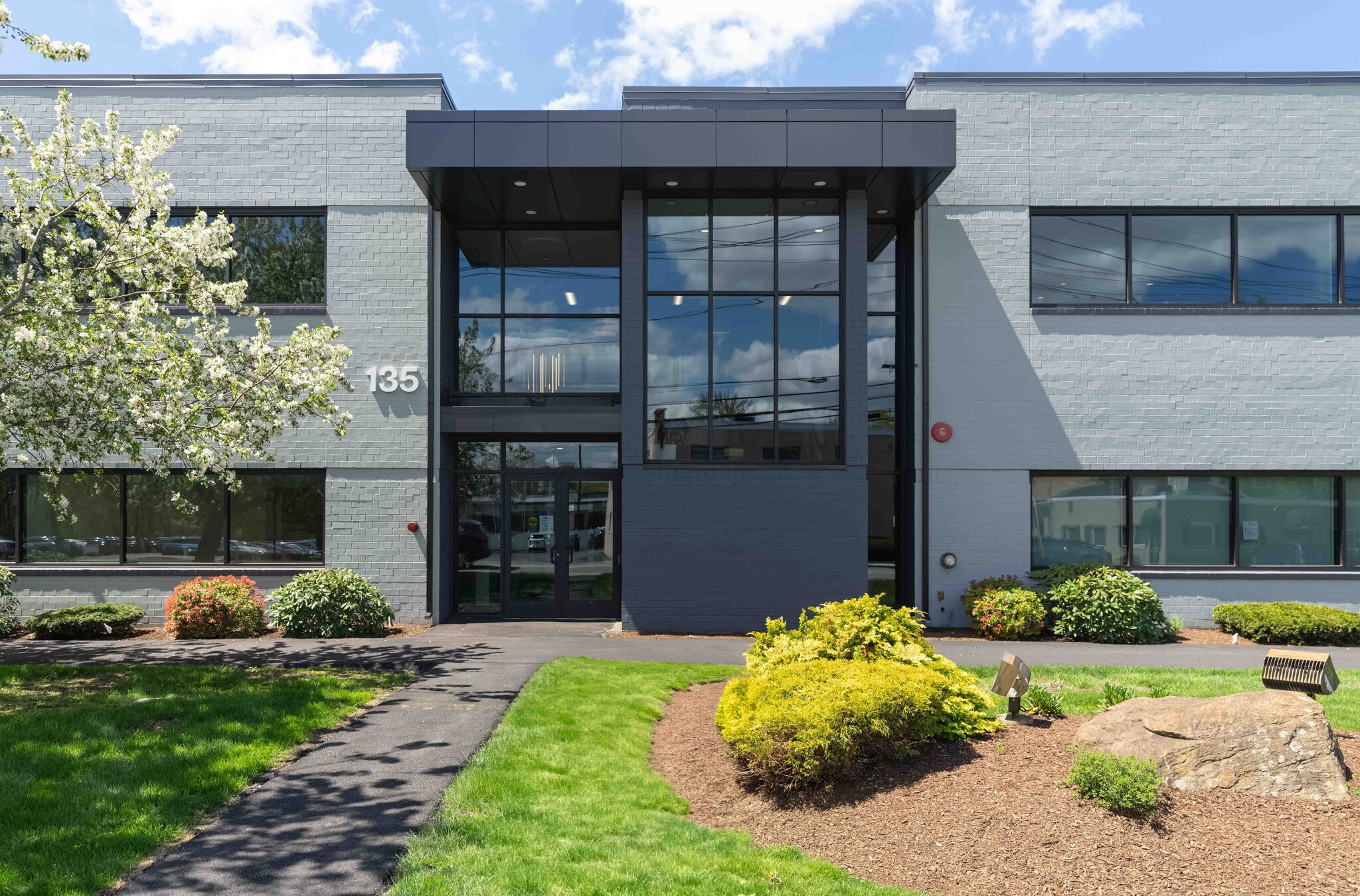 135 South Rd, Bedford, MA for Rent