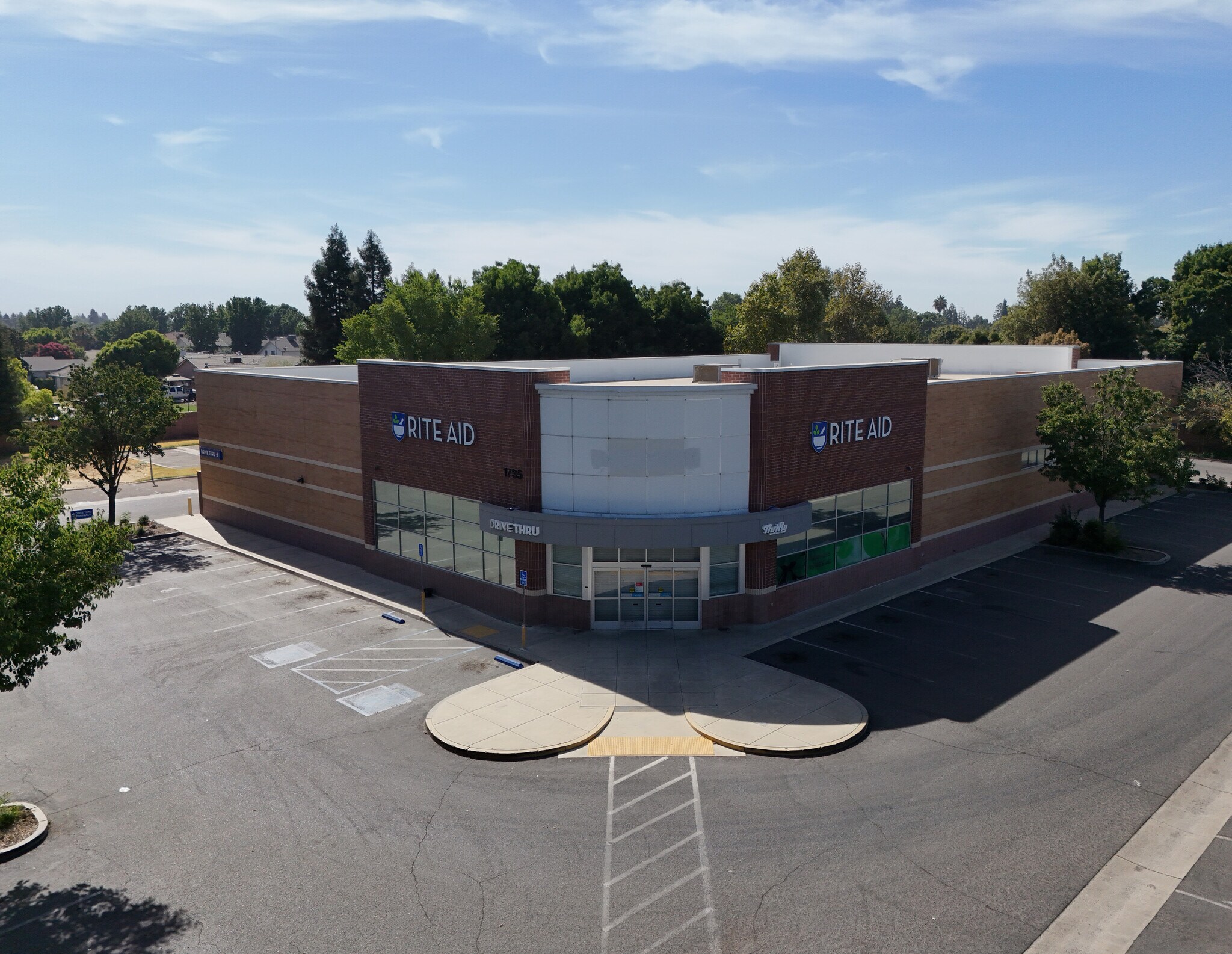 1735 E Walnut Ave, Visalia, CA for Sale