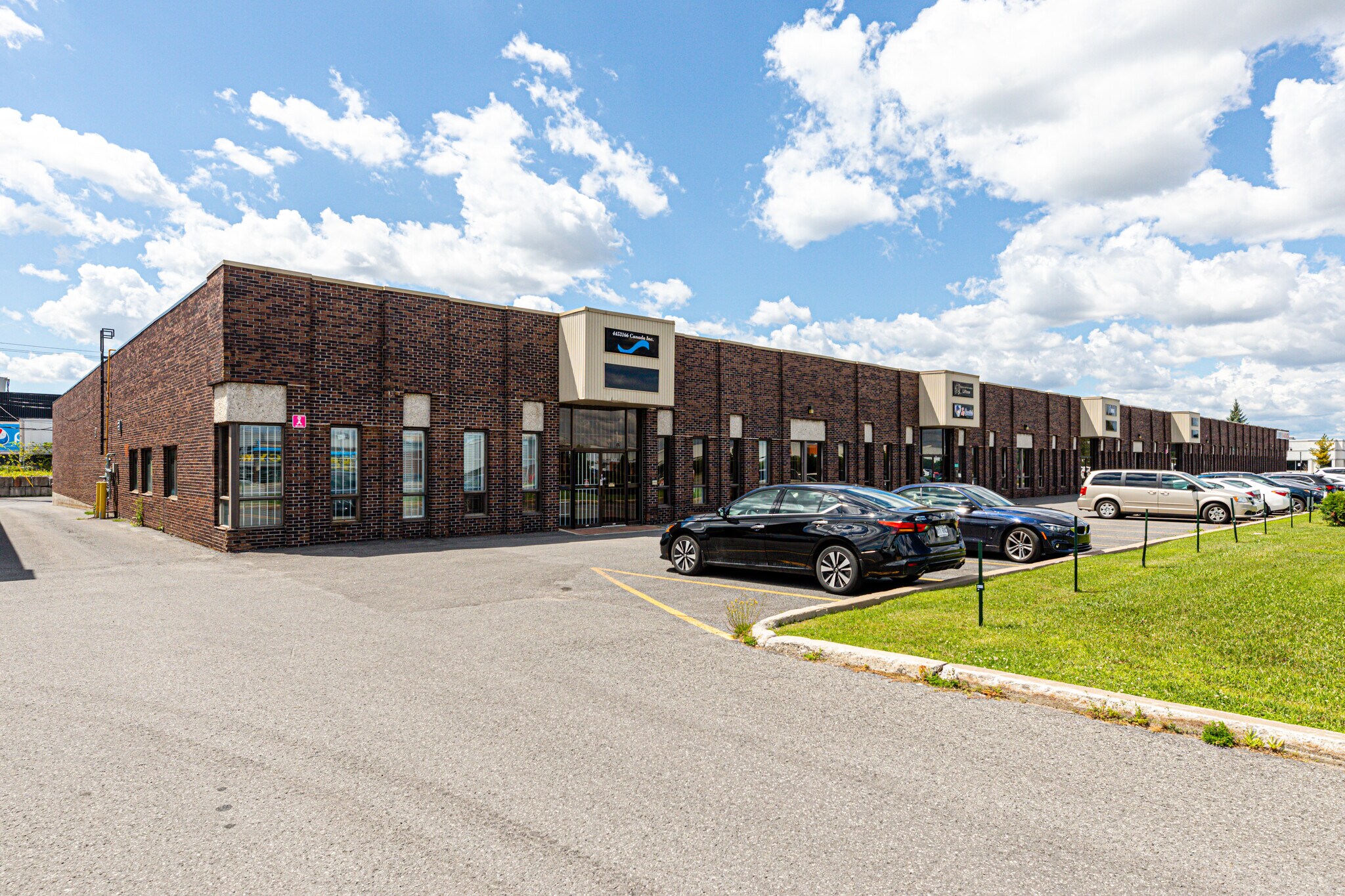 11001490 Beaulac St SaintLaurent, QC H4R 1R7 Flex Property for