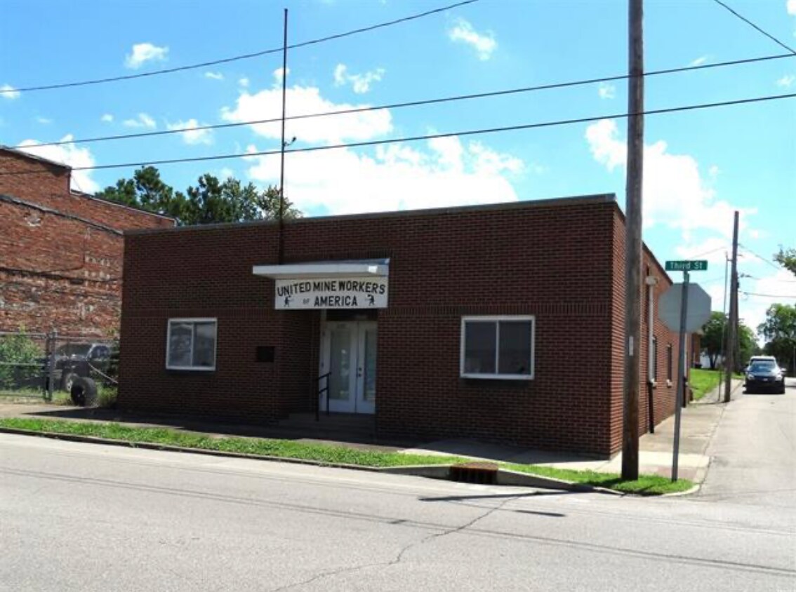 320 S 3rd St, Boonville, IN for Sale