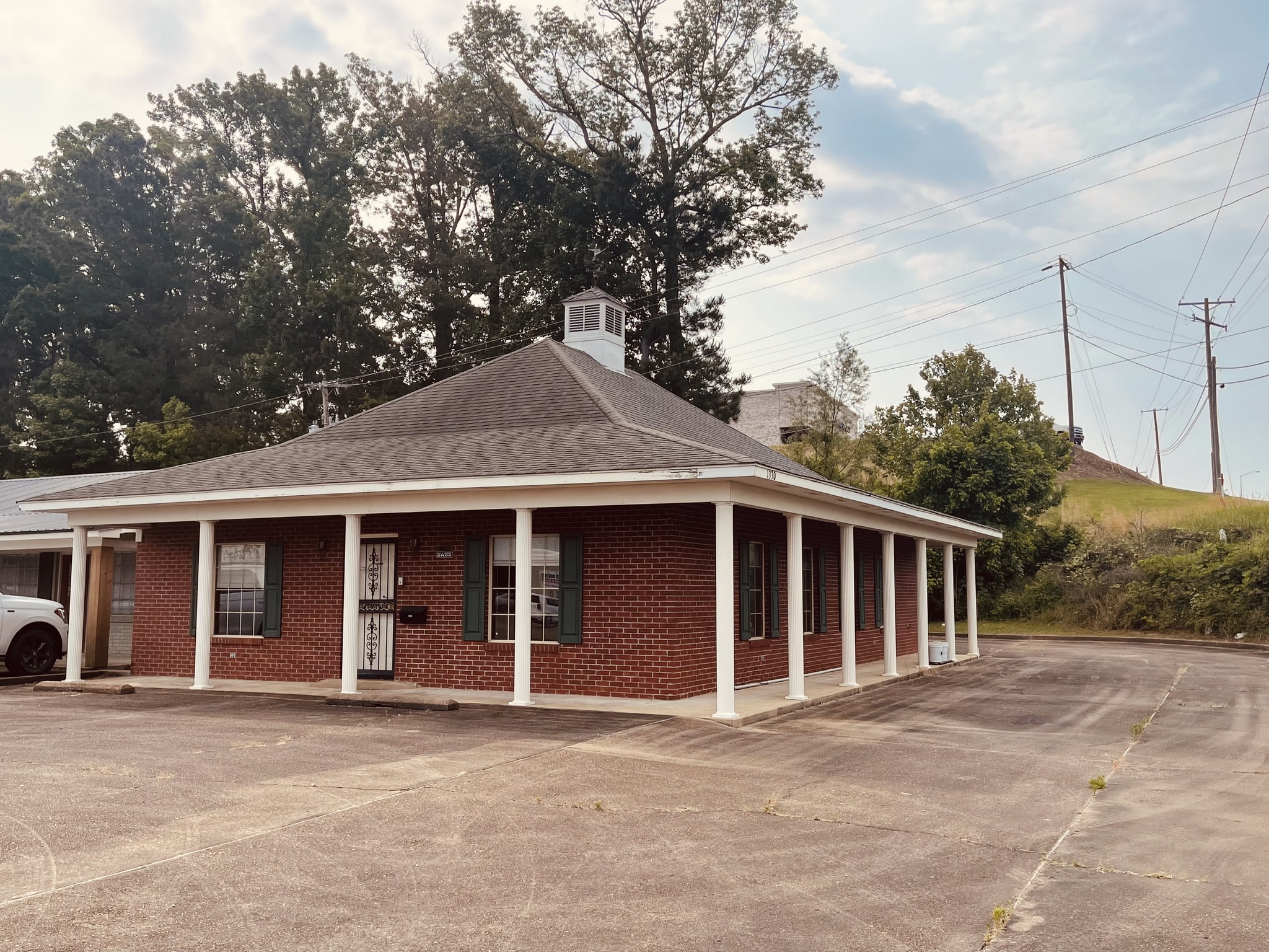 1330 Sunset Dr, Grenada, MS for Rent