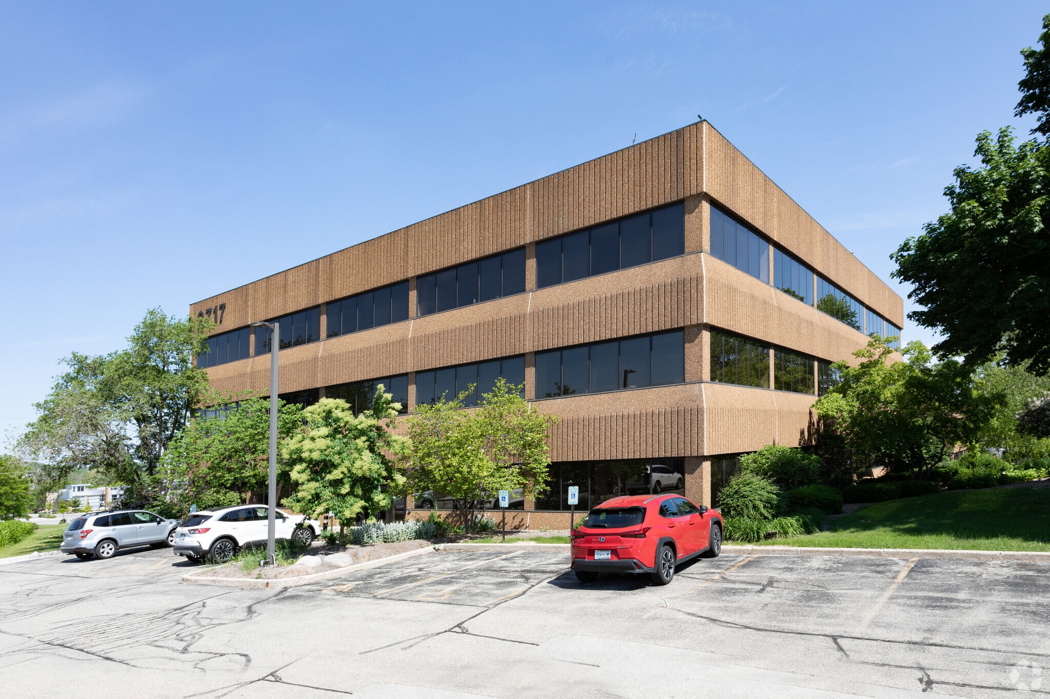 2717 N Grandview Blvd, Waukesha, WI for Rent