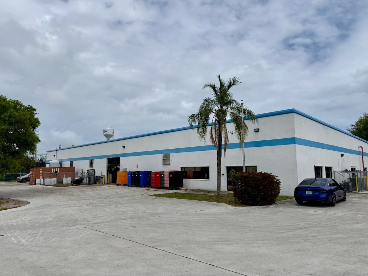 1321 W 53rd St, Mangonia Park, FL for Sale
