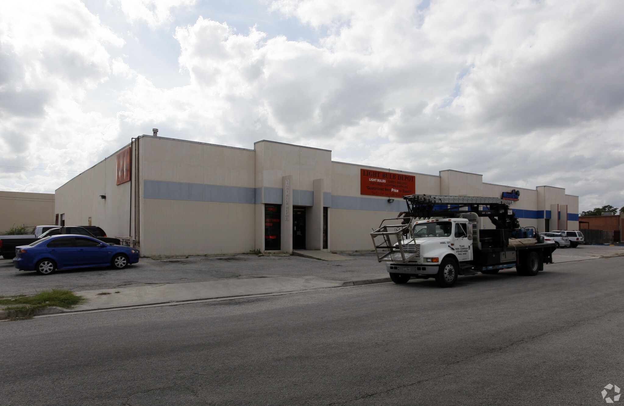 2410 Boardwalk St, San Antonio, TX for Rent