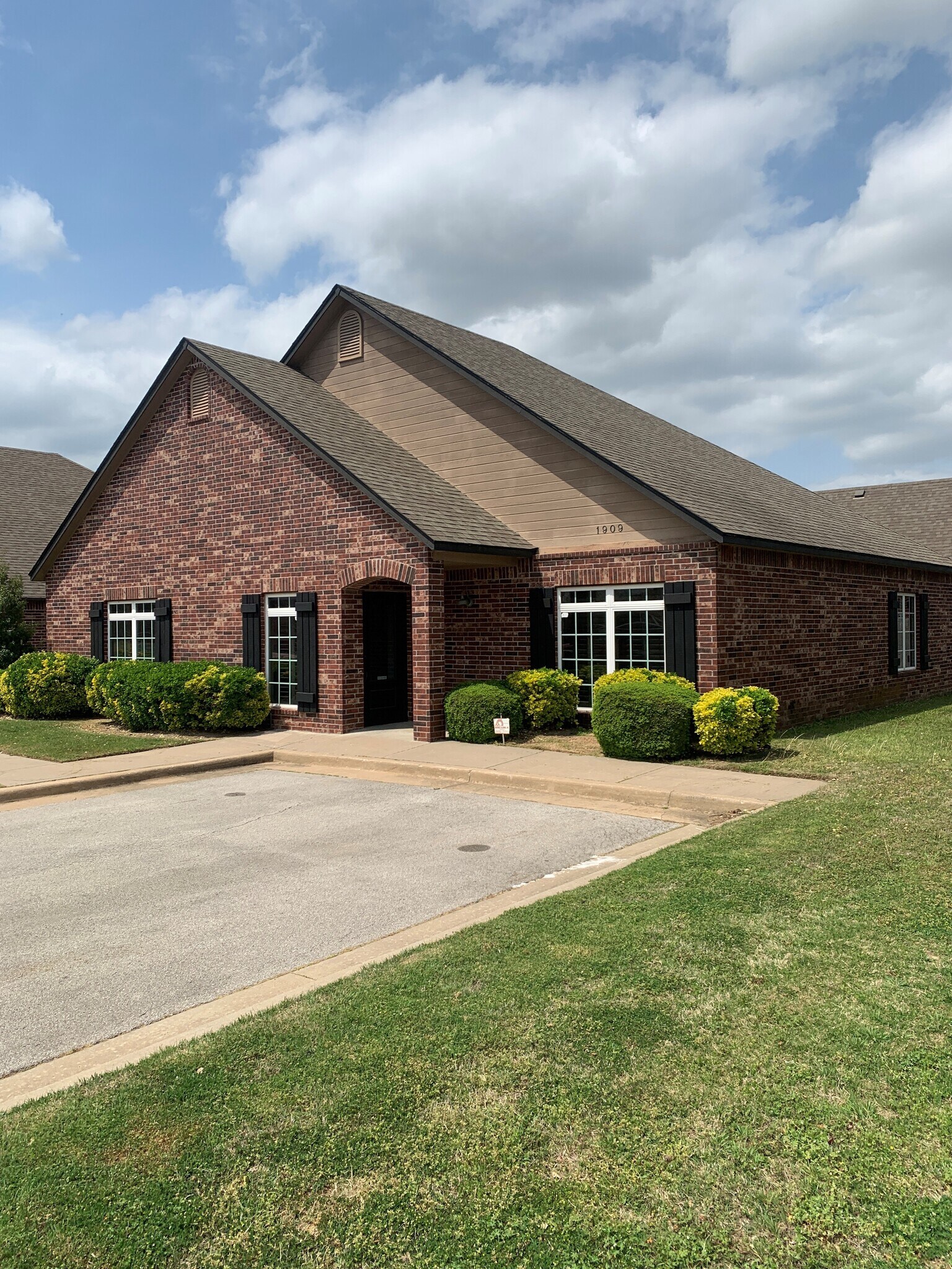 1909 W C St, Jenks, OK for Rent