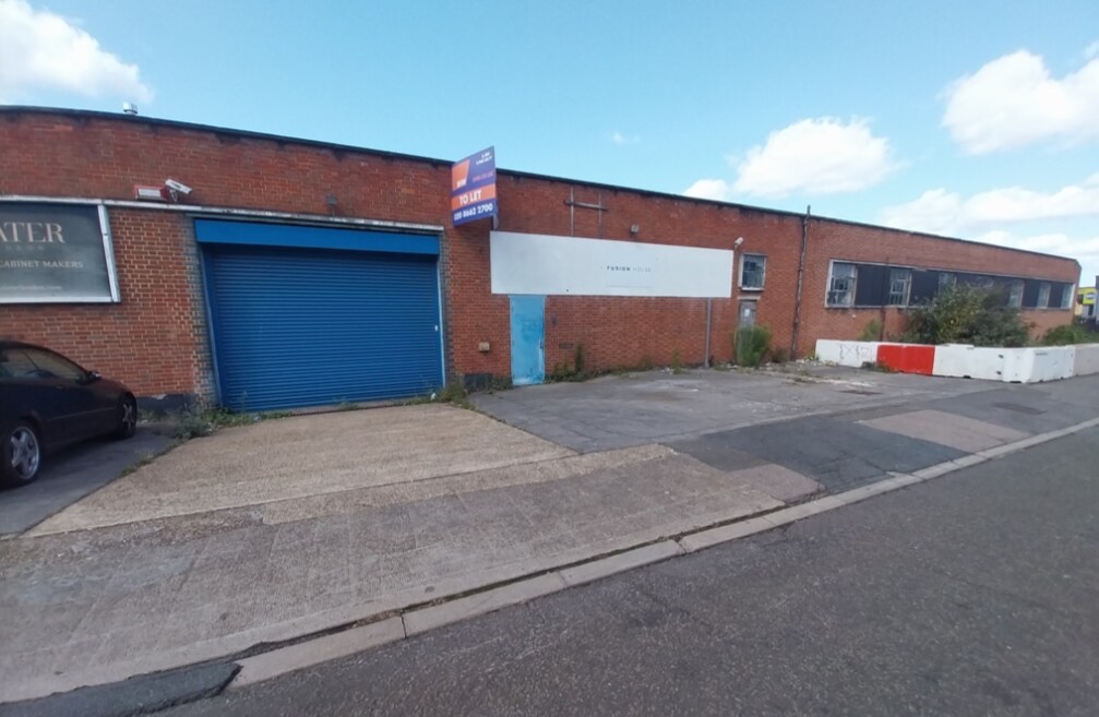 7 Davis Rd, Chessington, LND for Rent