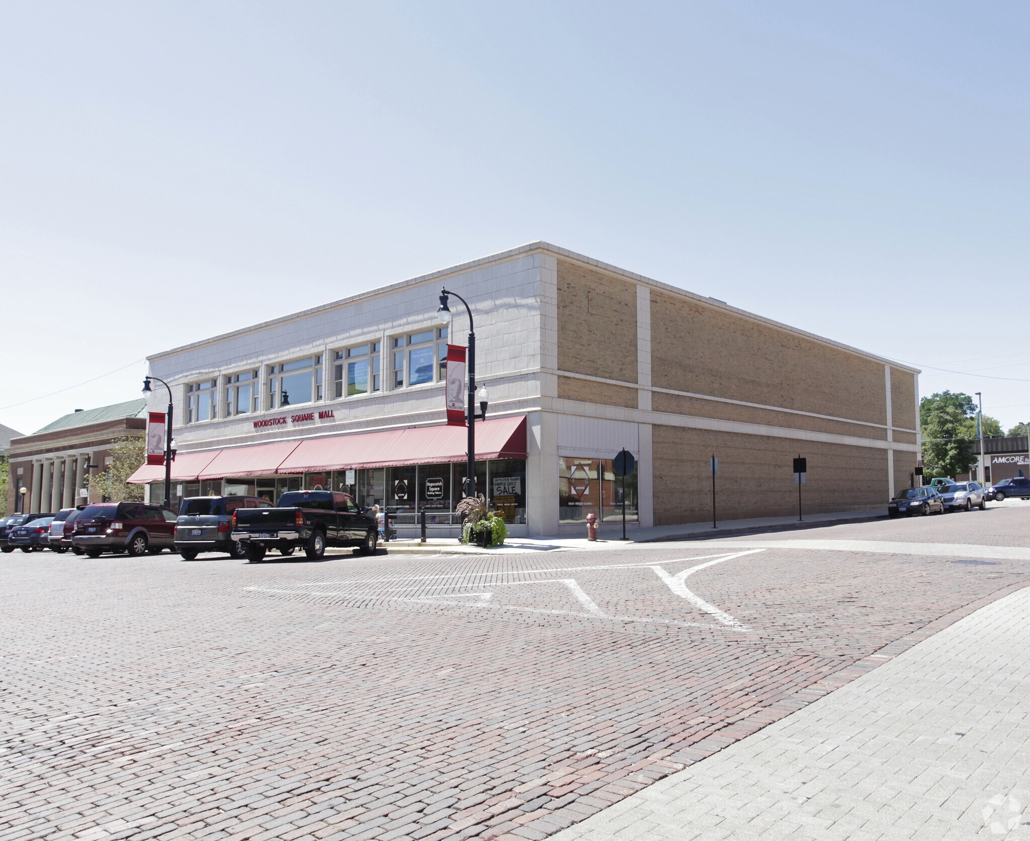 110 S Johnson St, Woodstock, IL for Sale
