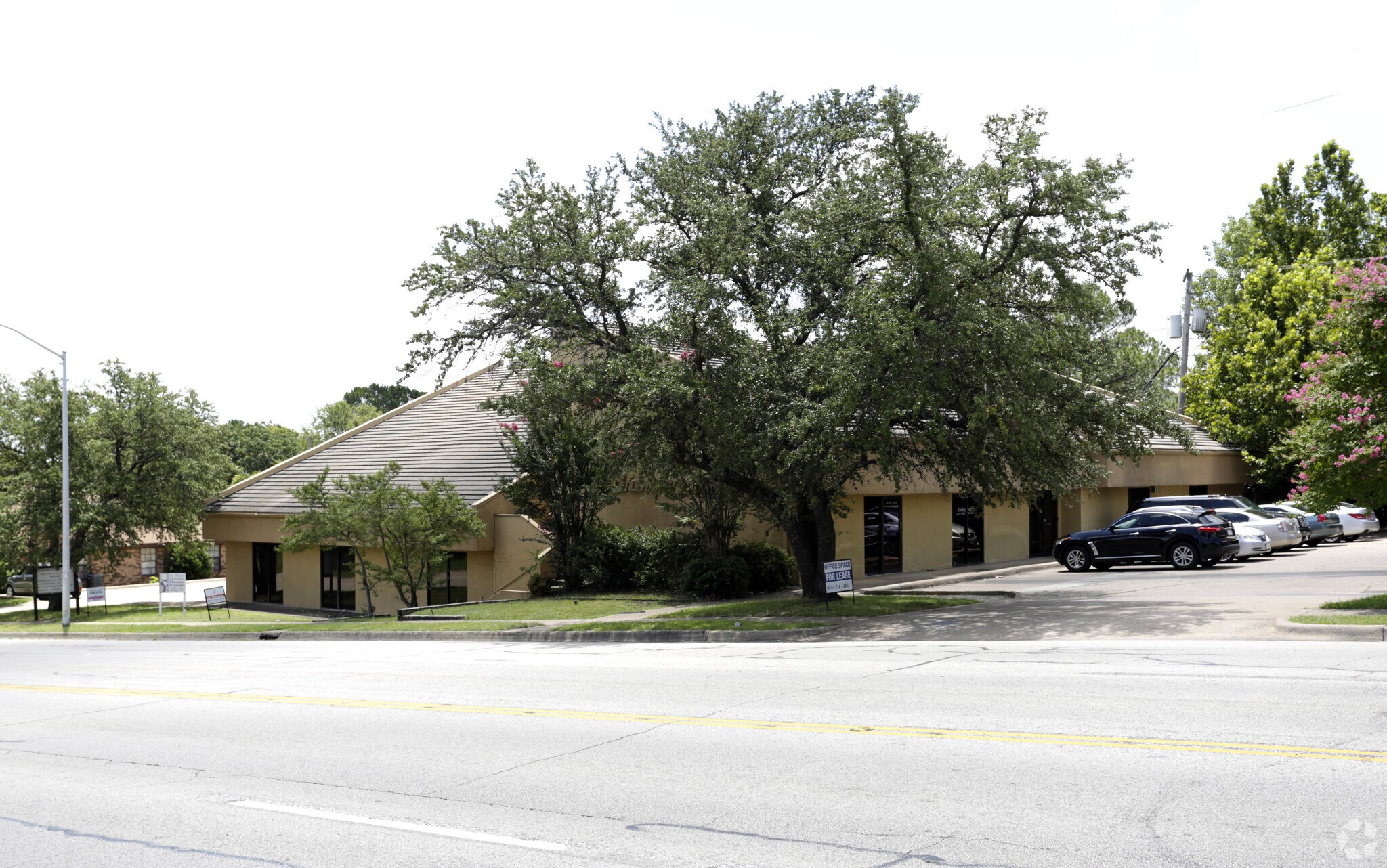 6800 Brentwood Stair Rd, Fort Worth, TX for Rent